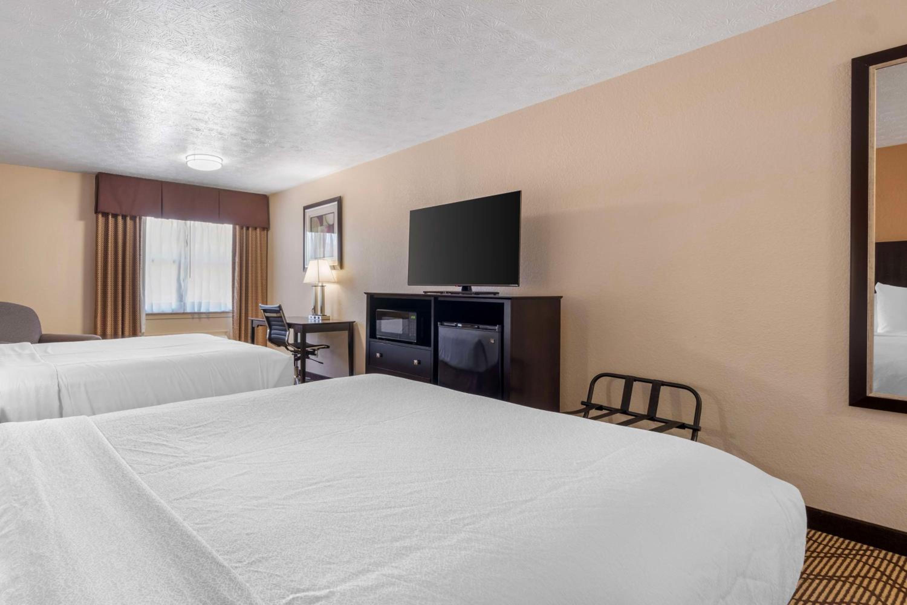Queen Room with Two Queen Beds - Non-Smoking - Photo 7