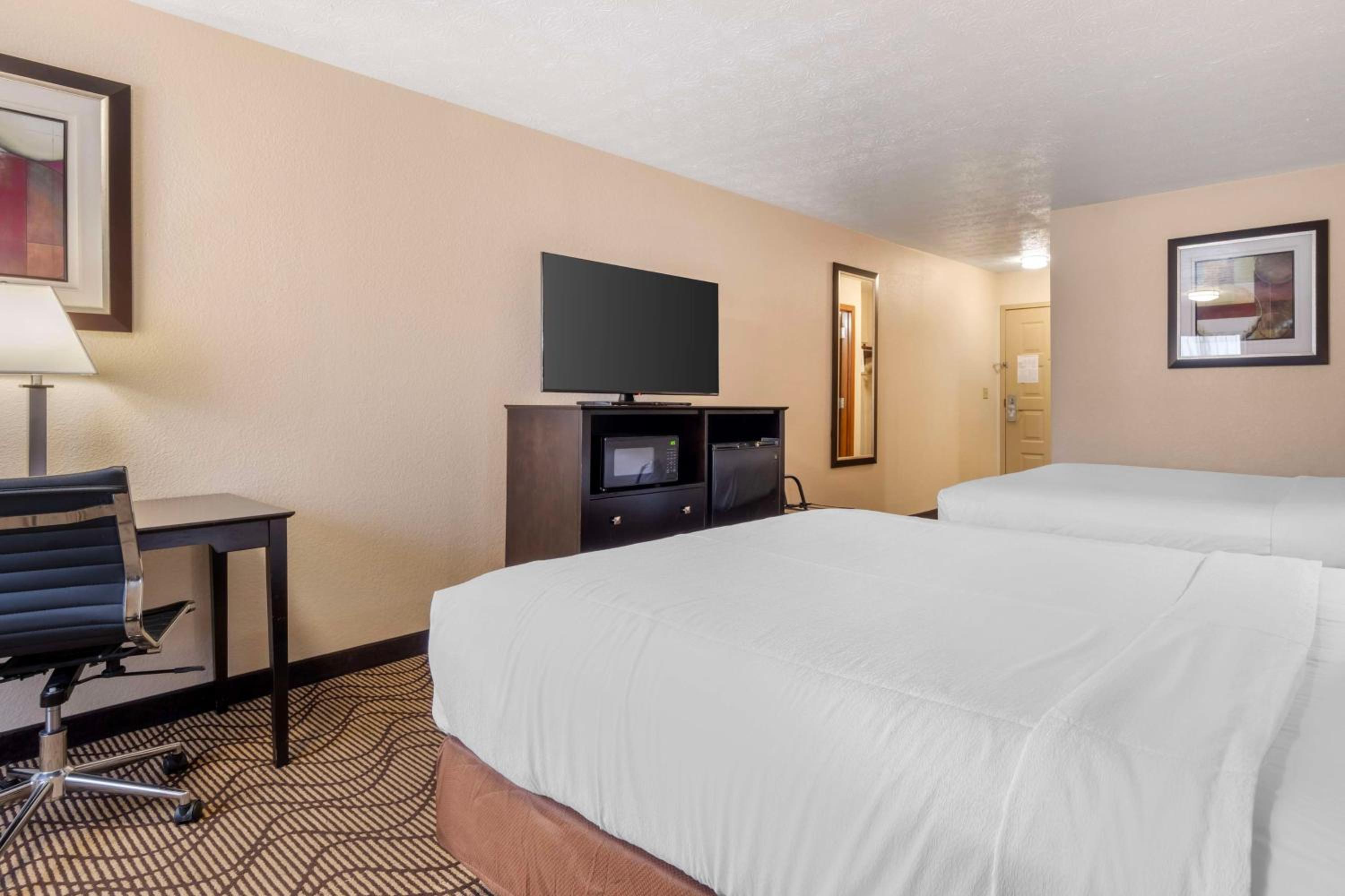 Queen Room with Two Queen Beds - Non-Smoking - Photo 8