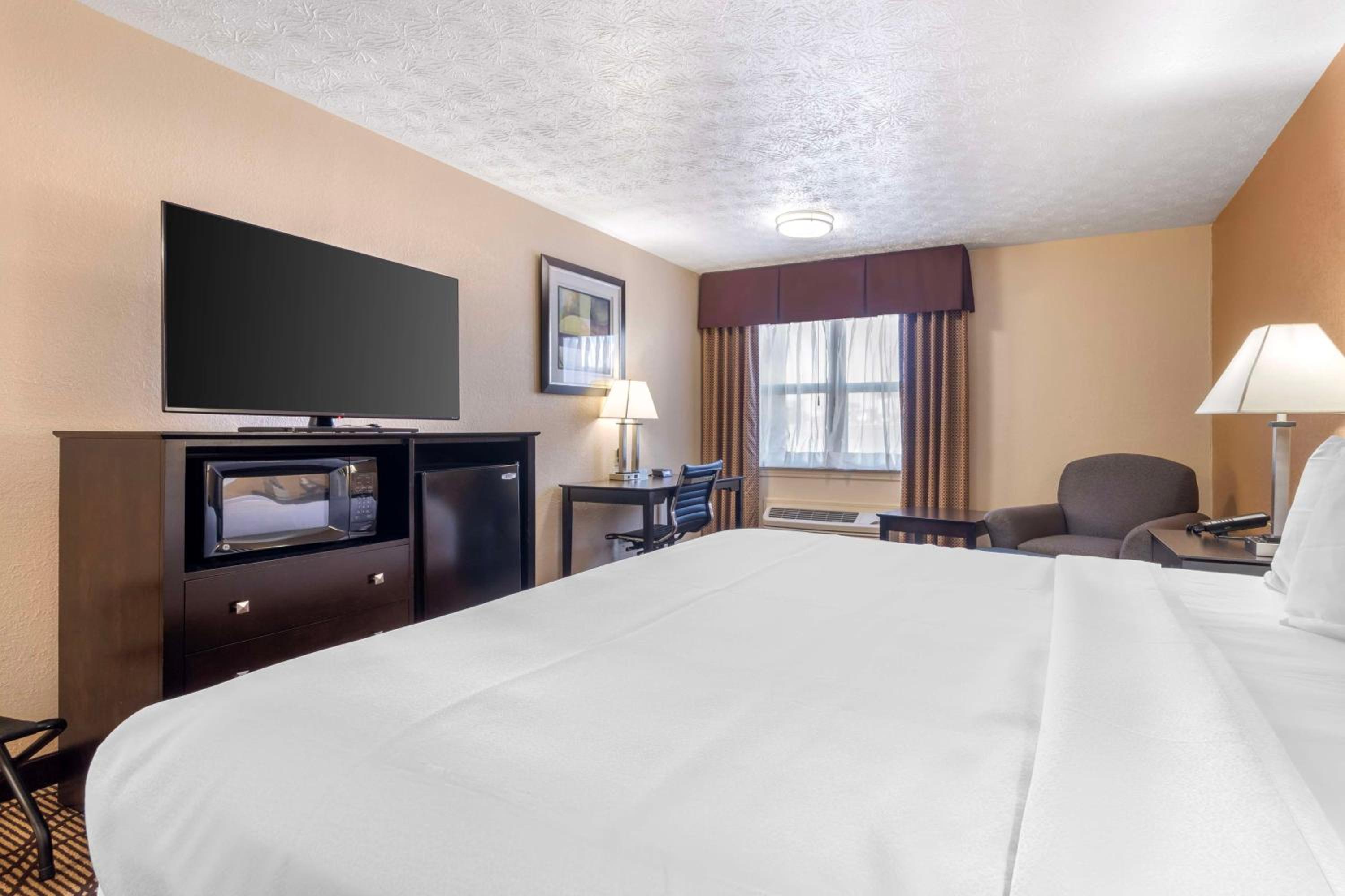 King Room - Non-Smoking - Photo 4