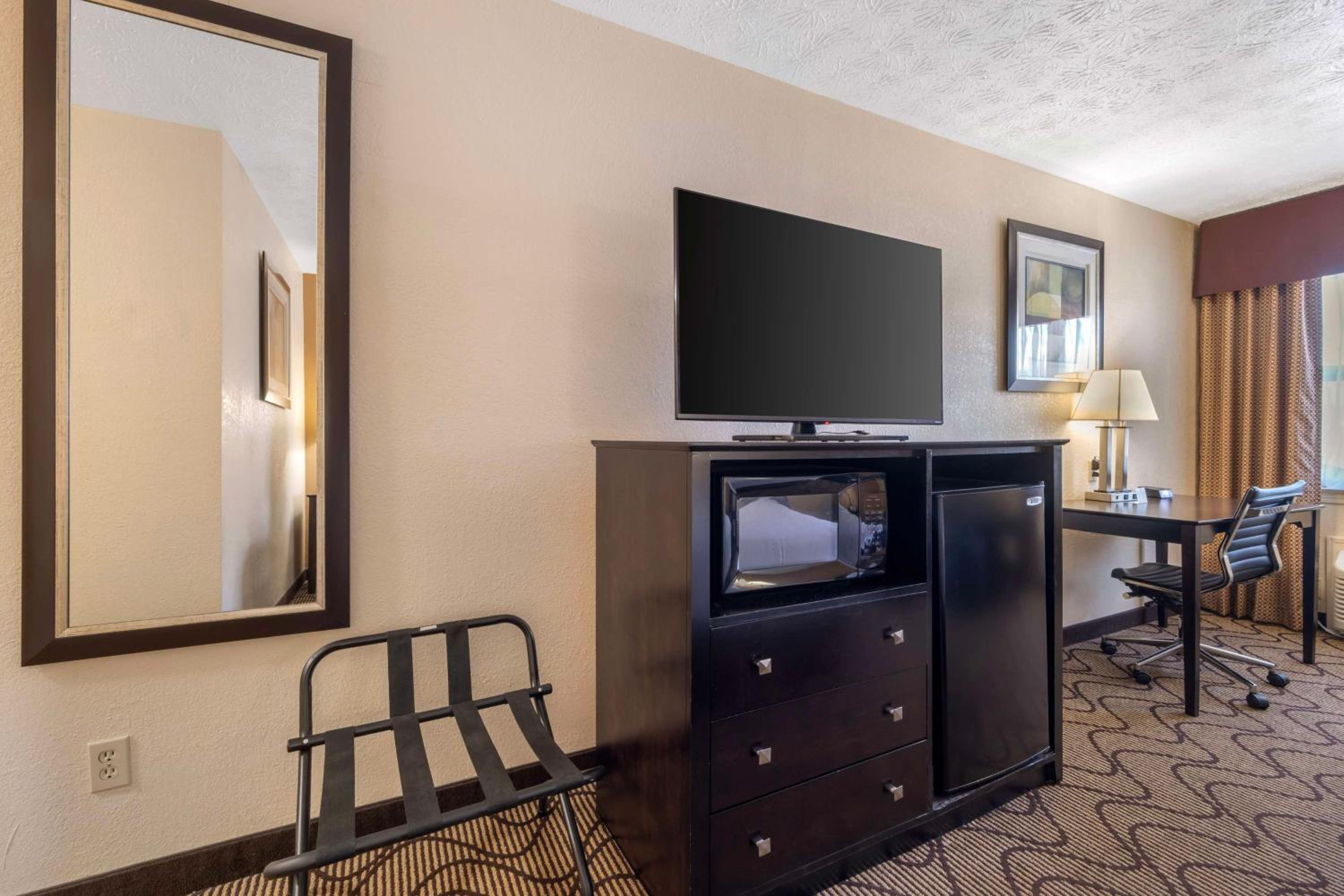 King Room - Non-Smoking - Photo 3
