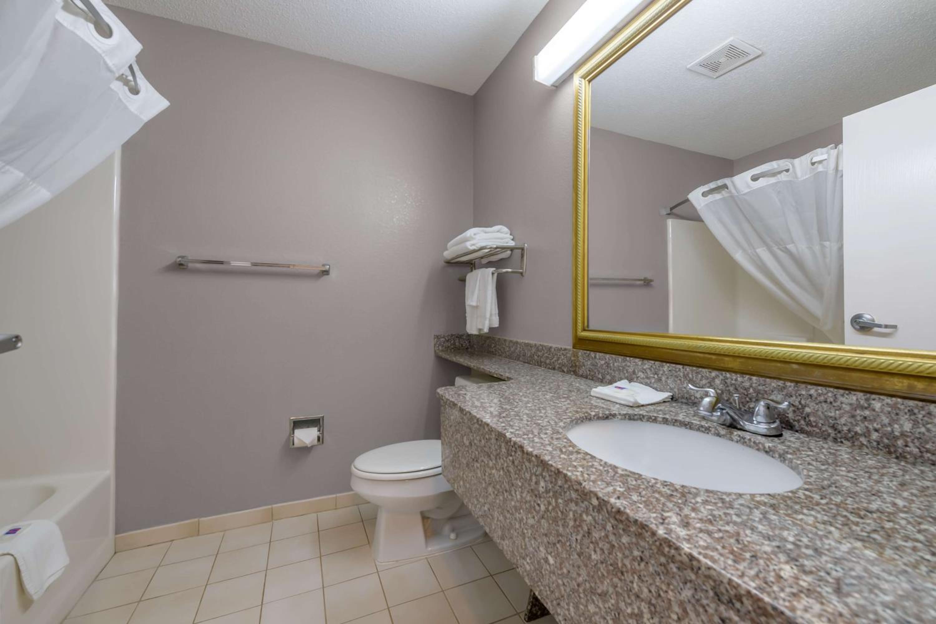 Queen Room with Two Queen Beds - Non-Smoking - Photo 4