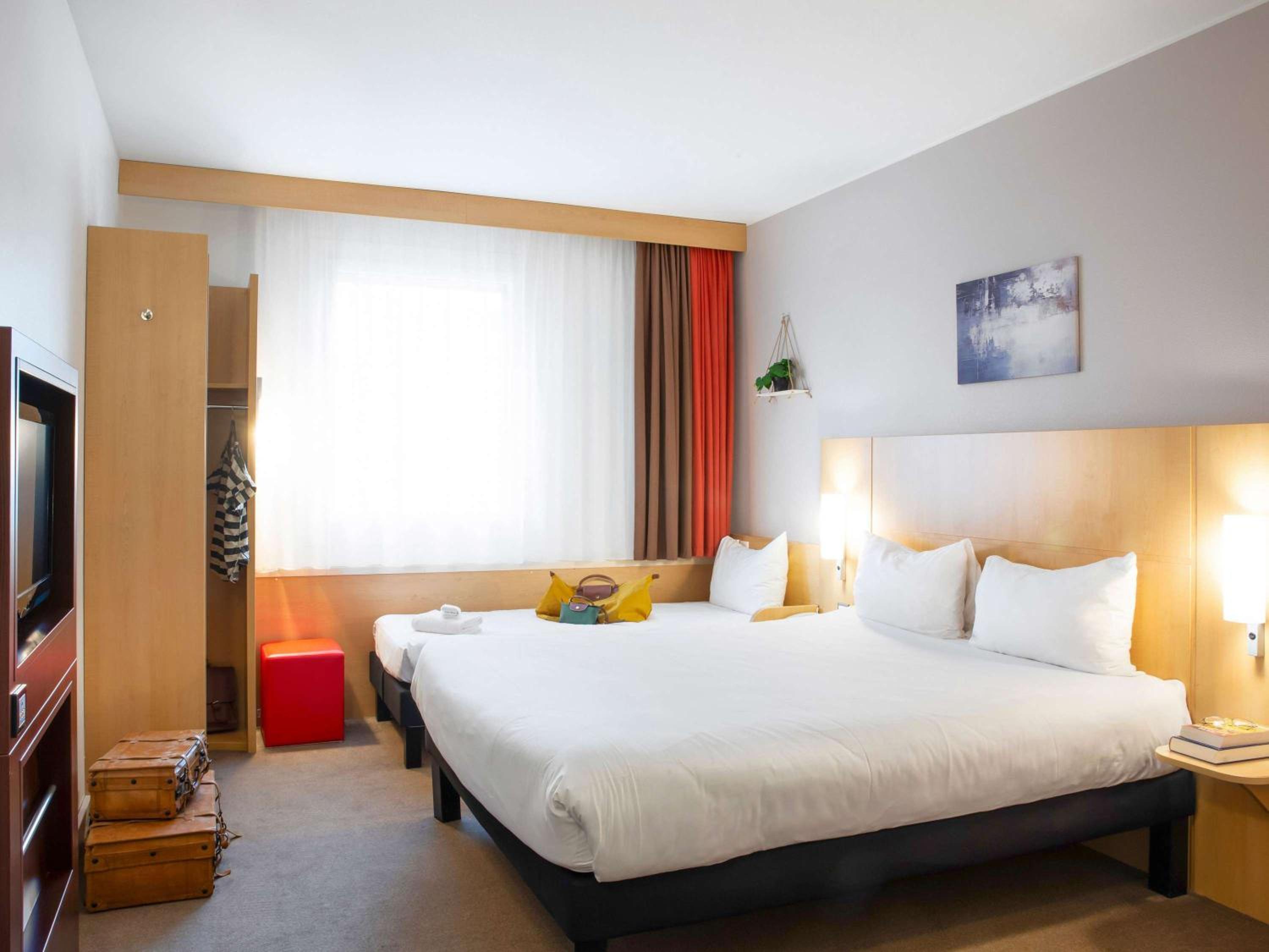 Standard Room with One Double Bed and One Single Bed - Photo 2