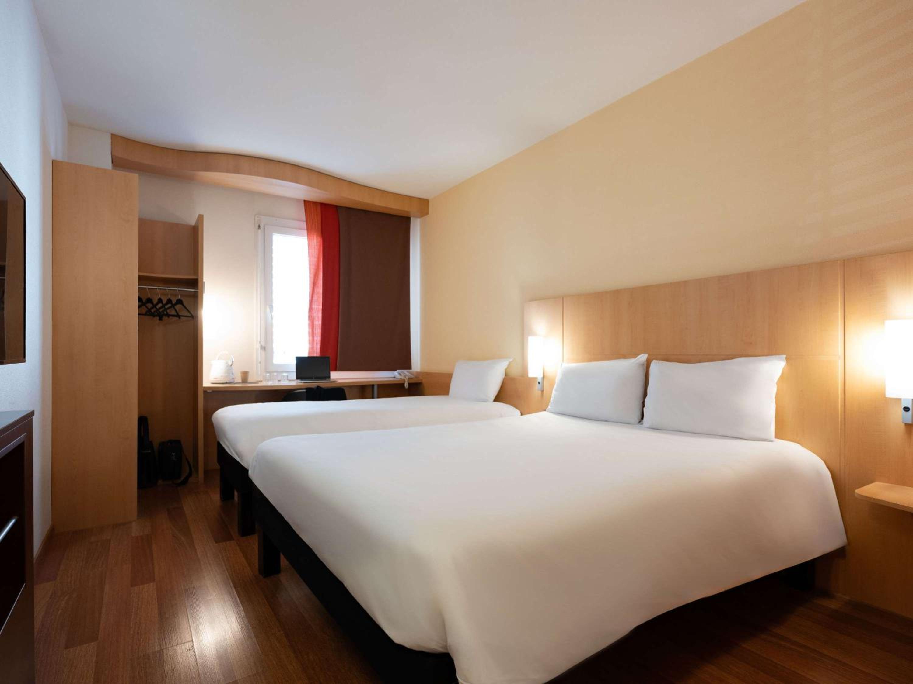Triple Room 1 Double Bed and 1 Sofa Bed - Photo 2