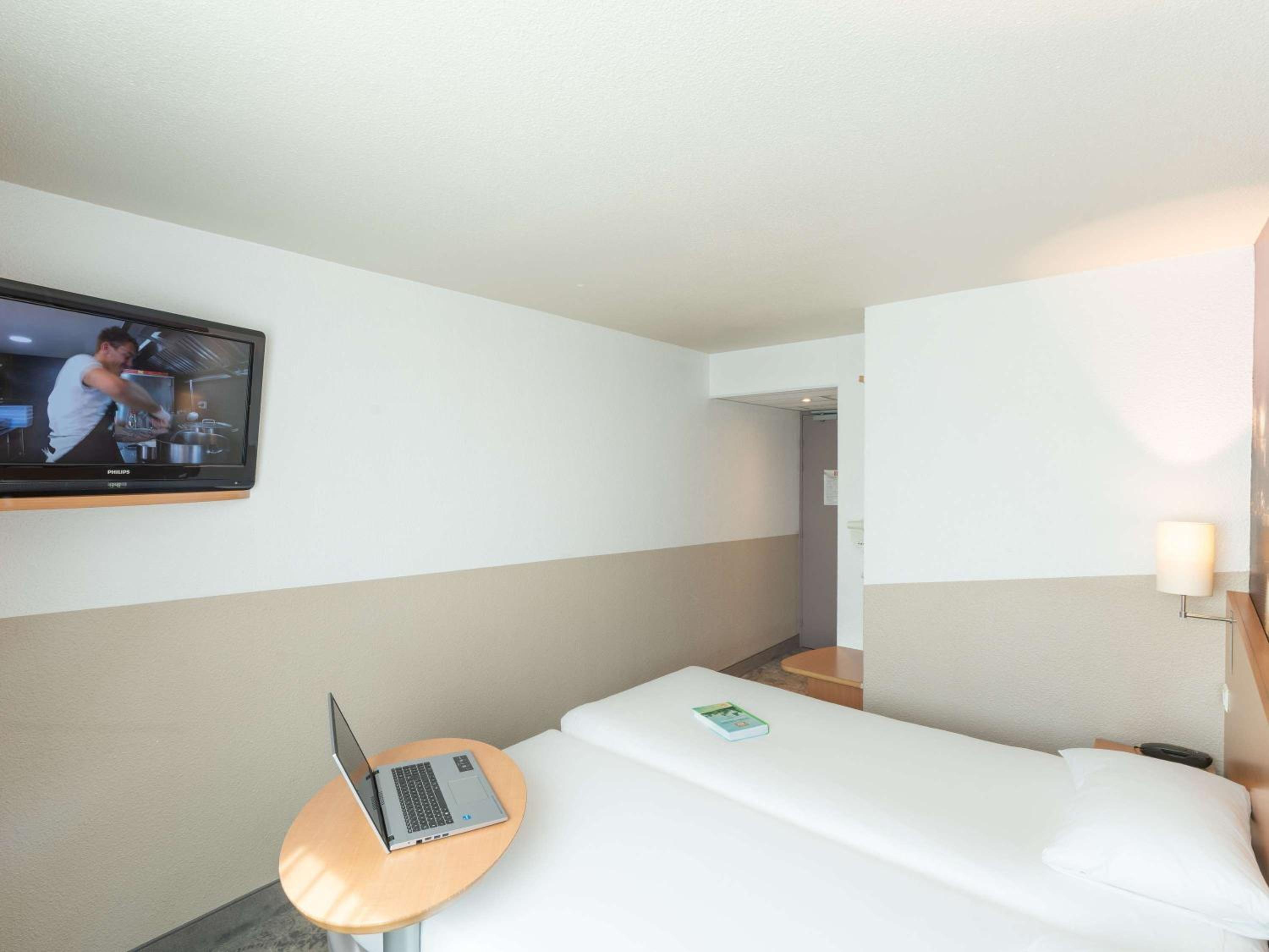 Standard Twin Room - Photo 7