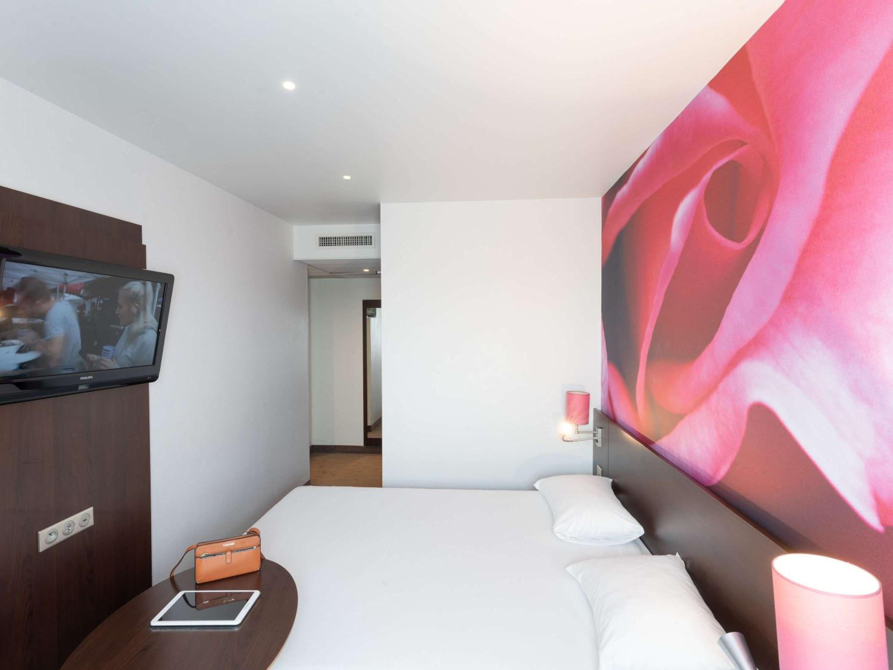 Standard Double Room- Breakfast Included - Photo 9