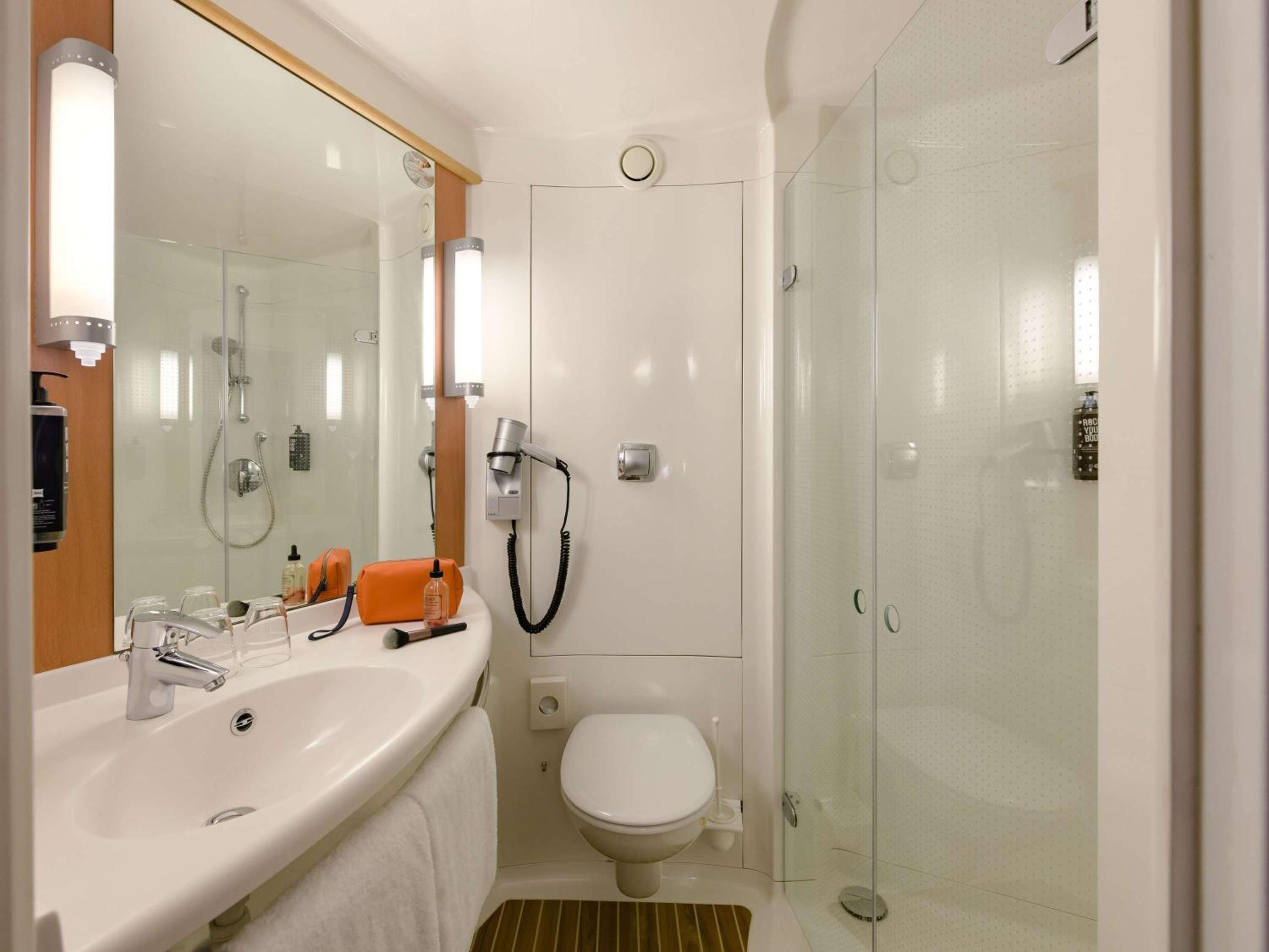Standard Double Room - Photo 11