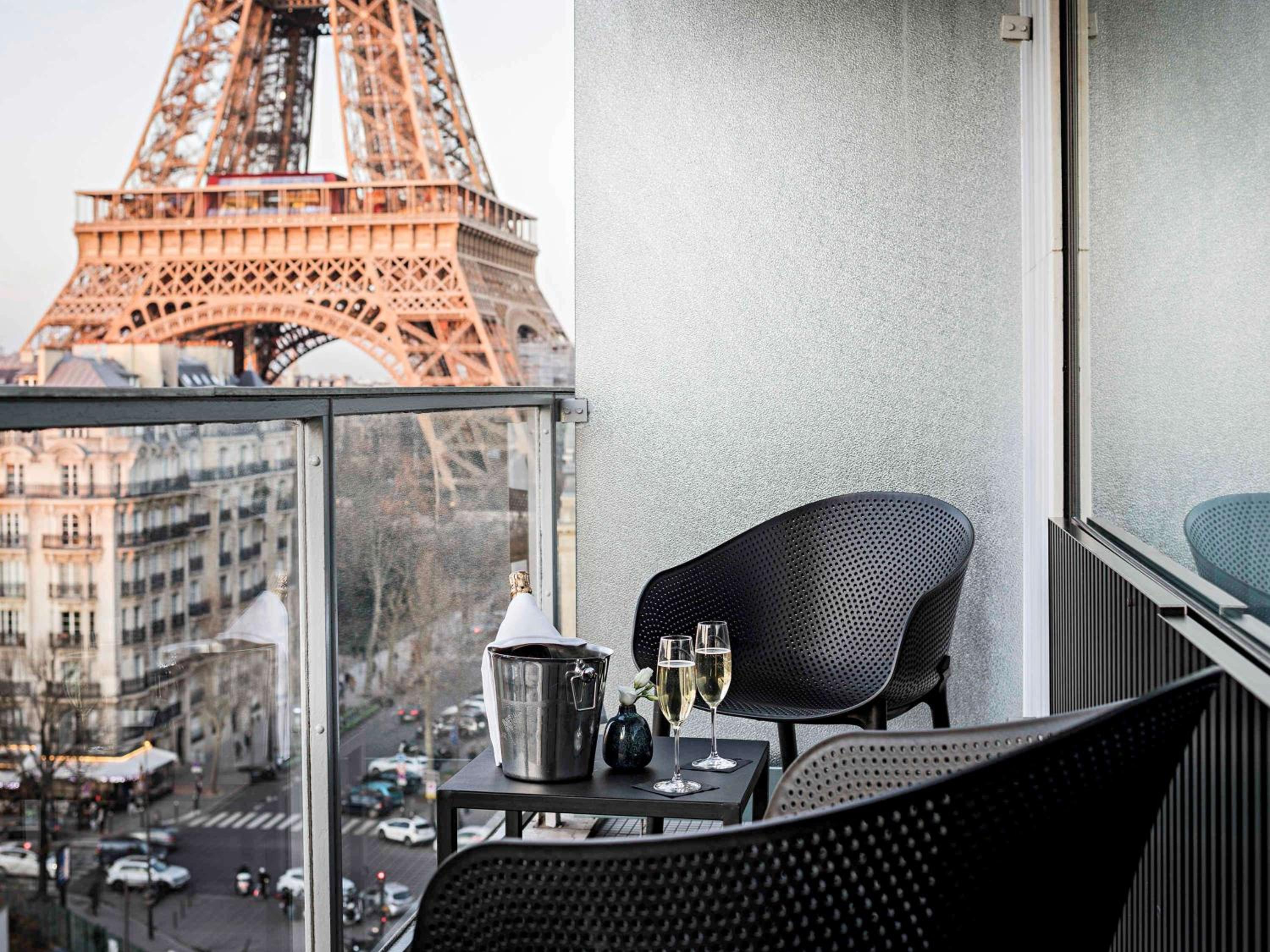 Deluxe Twin Room, high floor, with Sofa, Balcony and Eiffel Tower View