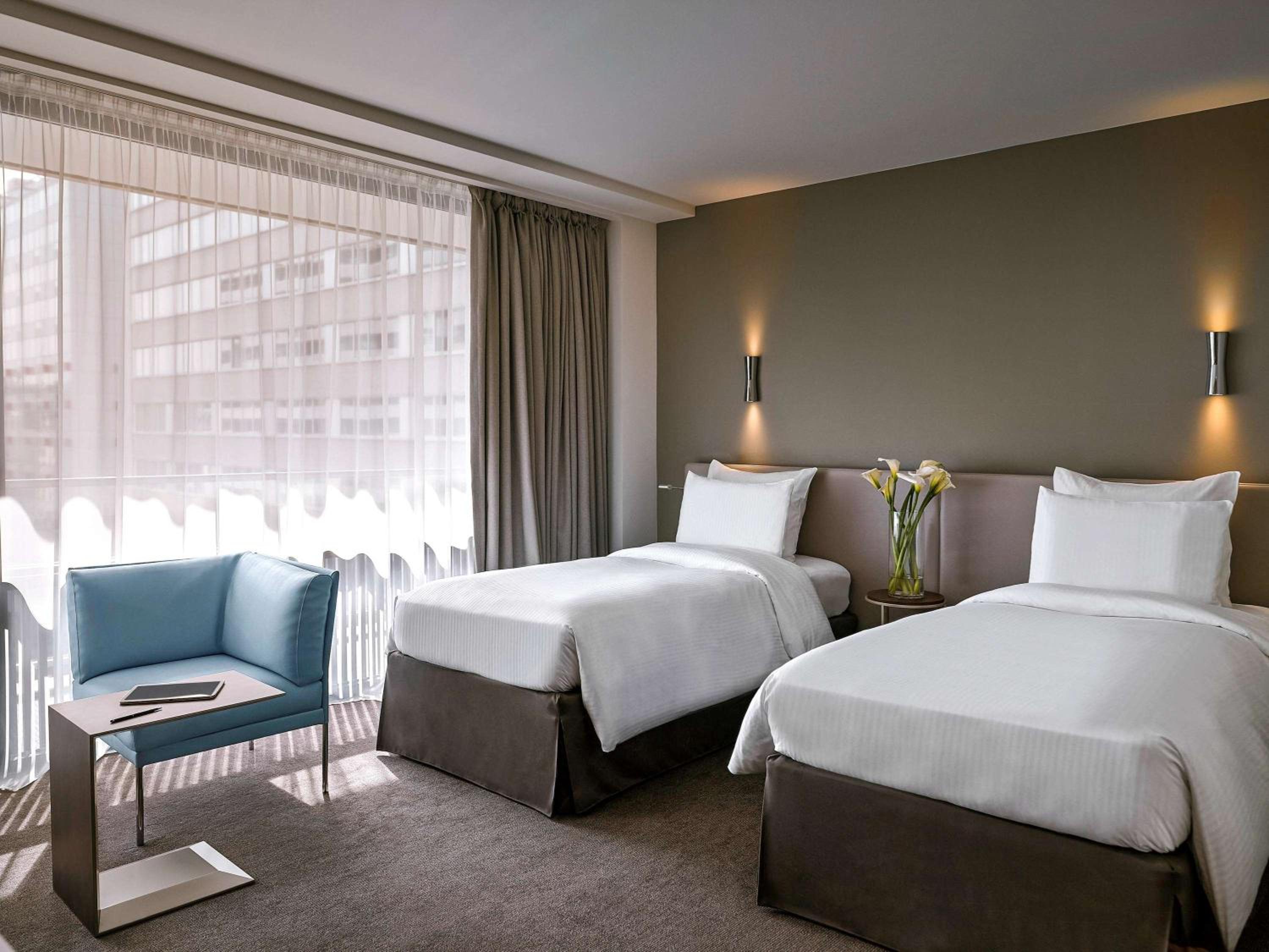 Deluxe Twin Room, high floor, with Sofa, Balcony and Eiffel Tower View