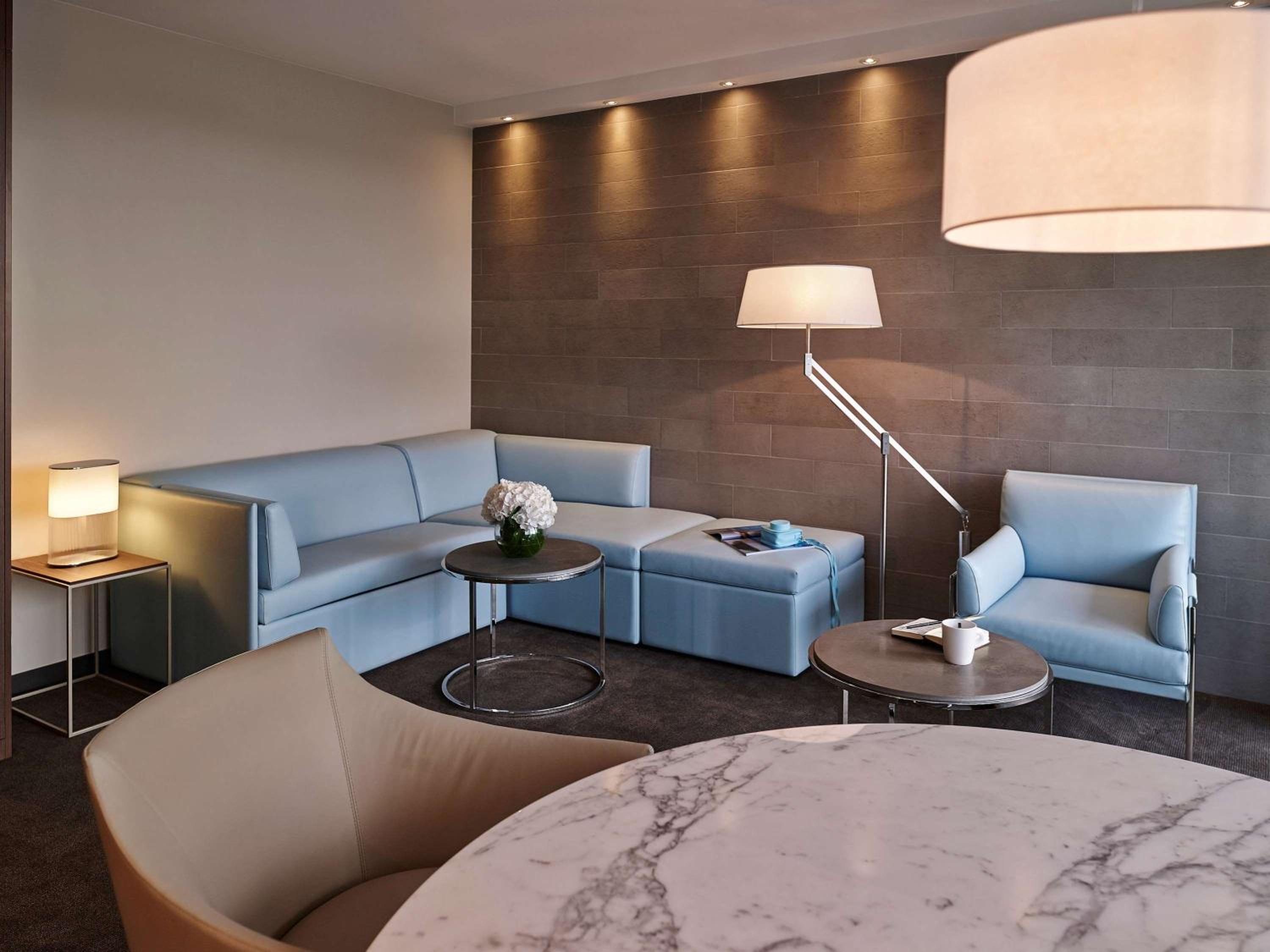 Superior Twin Room with Eiffel Tower View thumbnail 6
