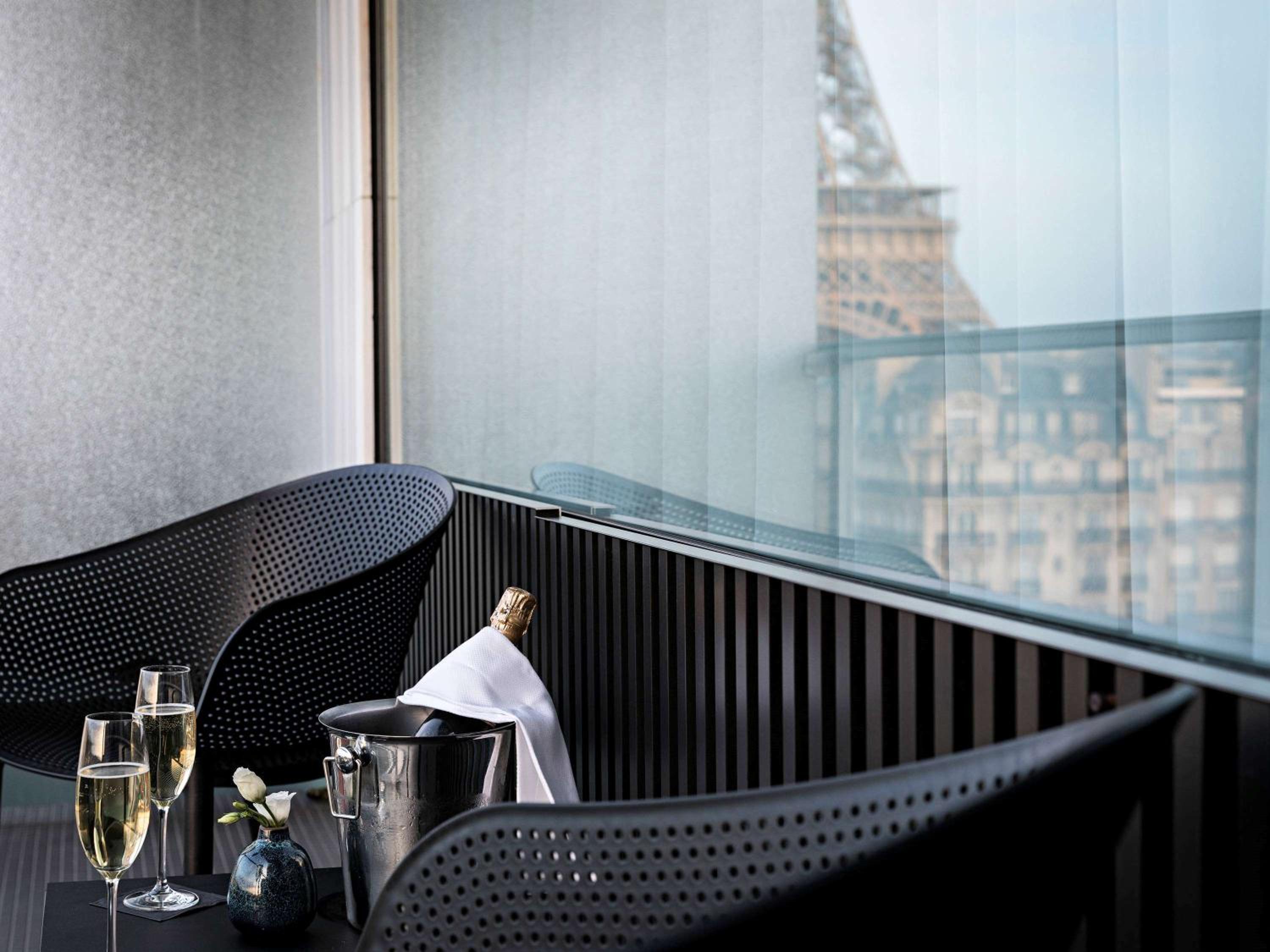 Deluxe Twin Room, high floor, with Sofa, Balcony and Eiffel Tower View thumbnail 5