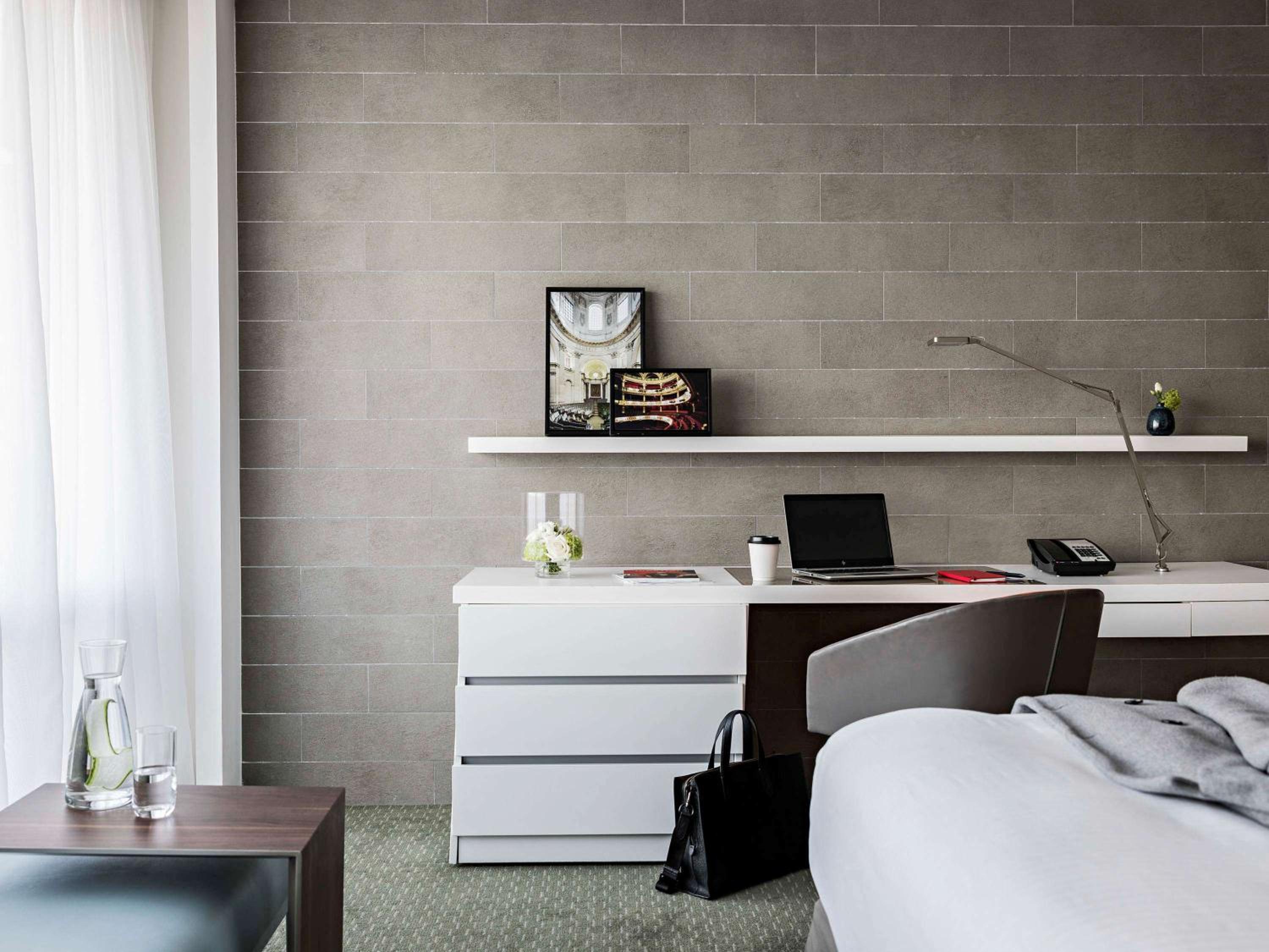 Deluxe Twin Room, high floor, with Sofa, Balcony and Eiffel Tower View