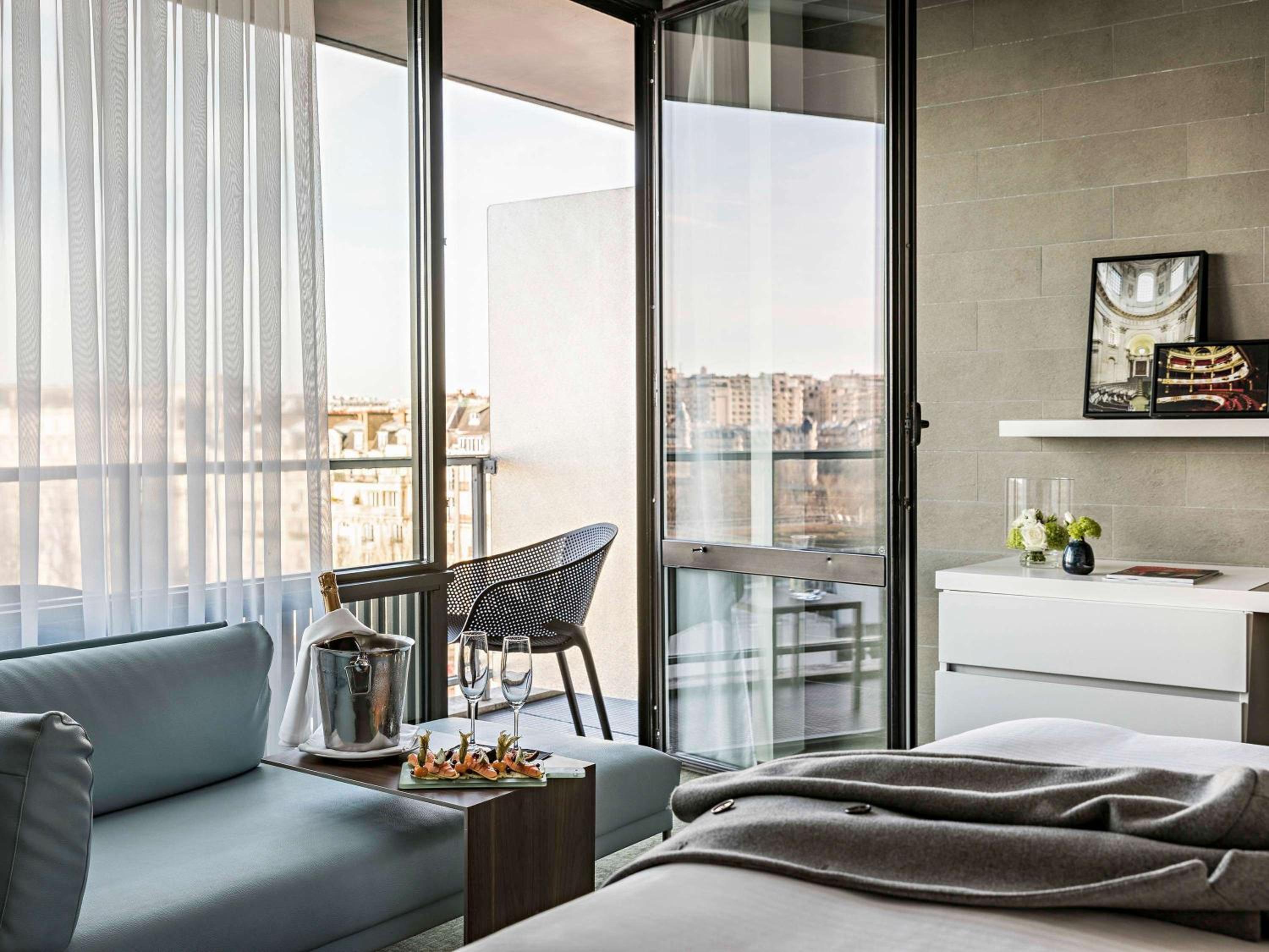 Deluxe King Room, high floor, with Sofa, Balcony and Eiffel Tower View