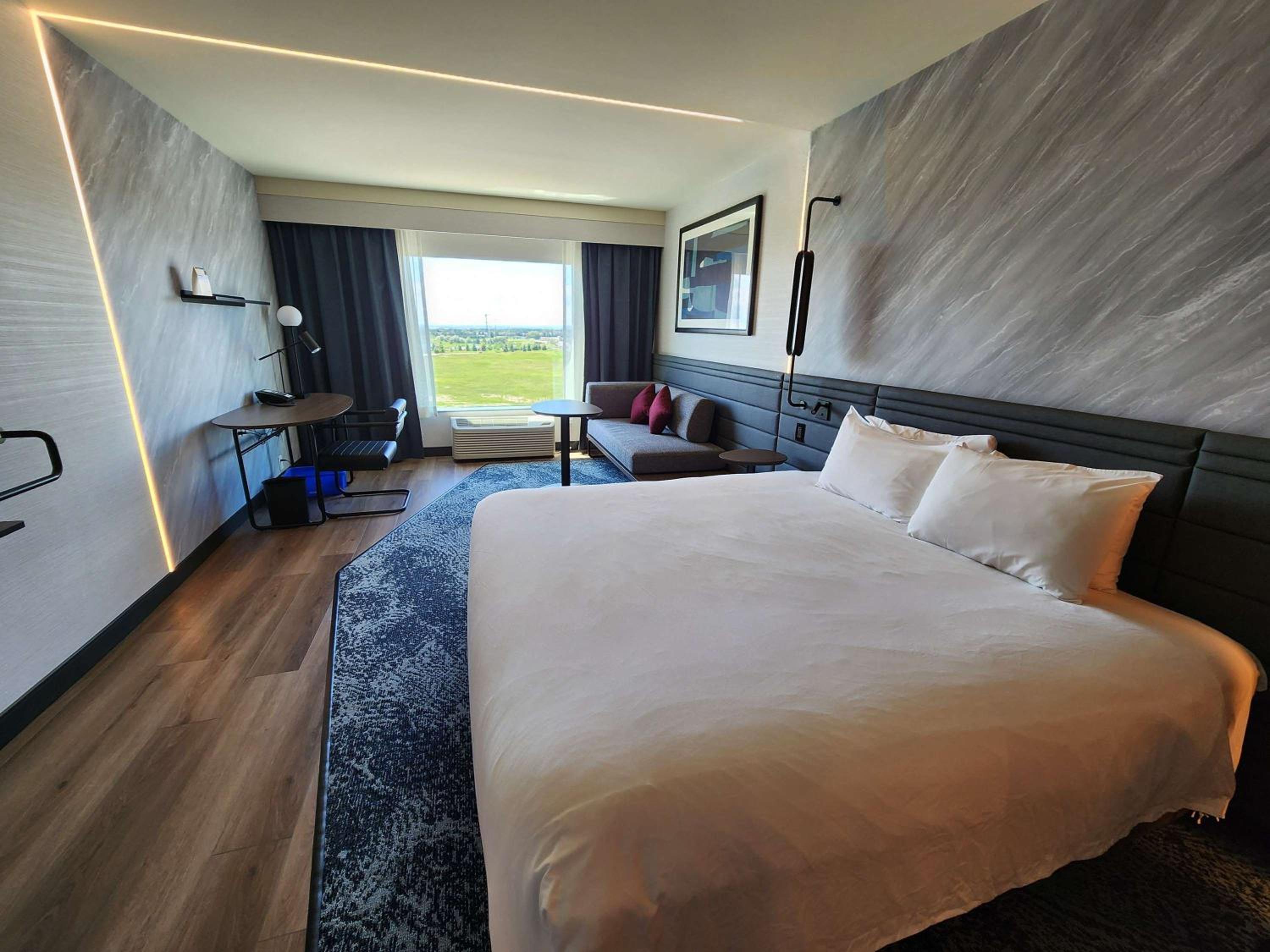 Executive Room - 1 King Bed thumbnail 5