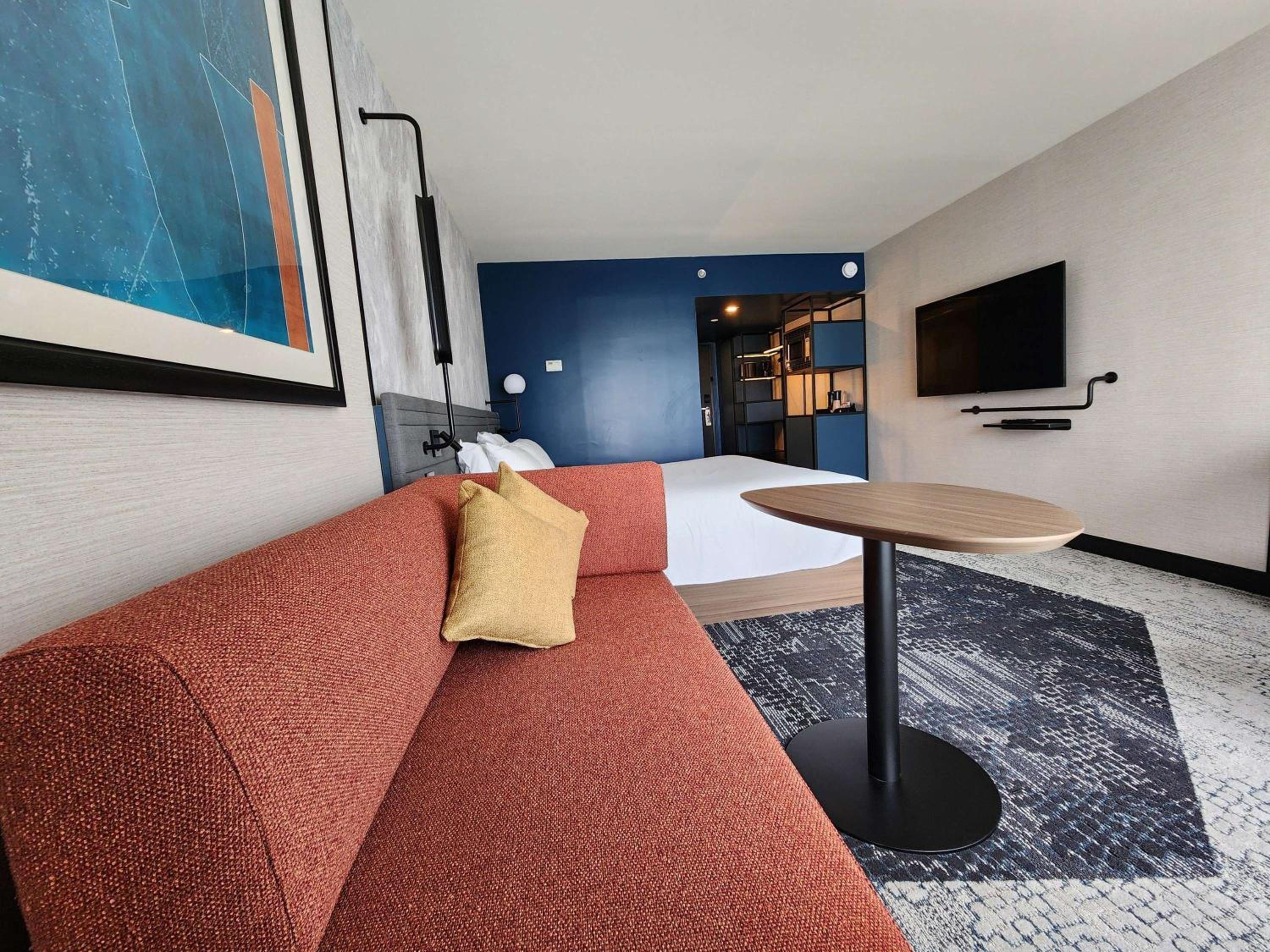 Superior room - 1 king bed thumbnail 5