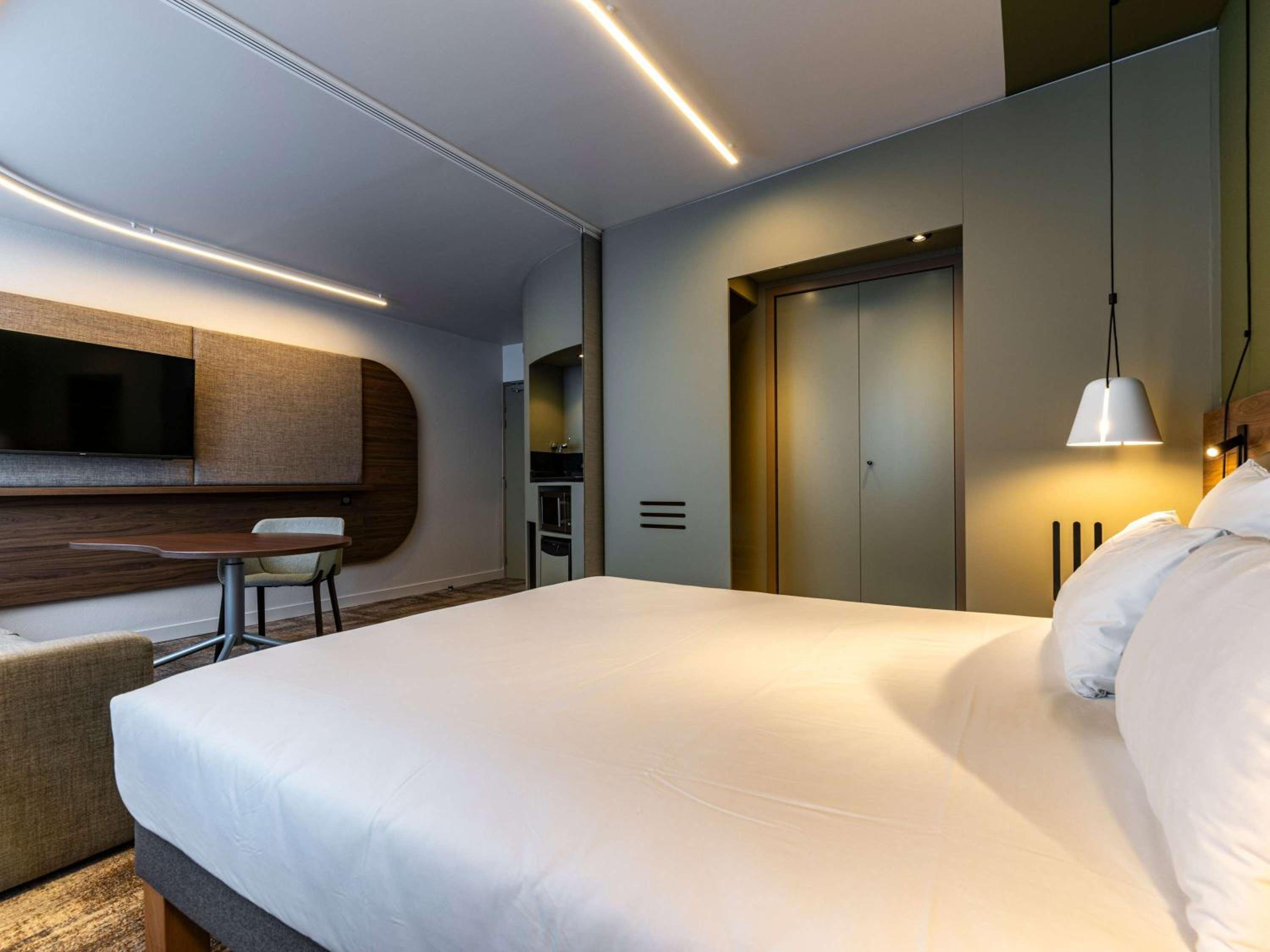 Queen Suite with Sofa Bed - Photo 10