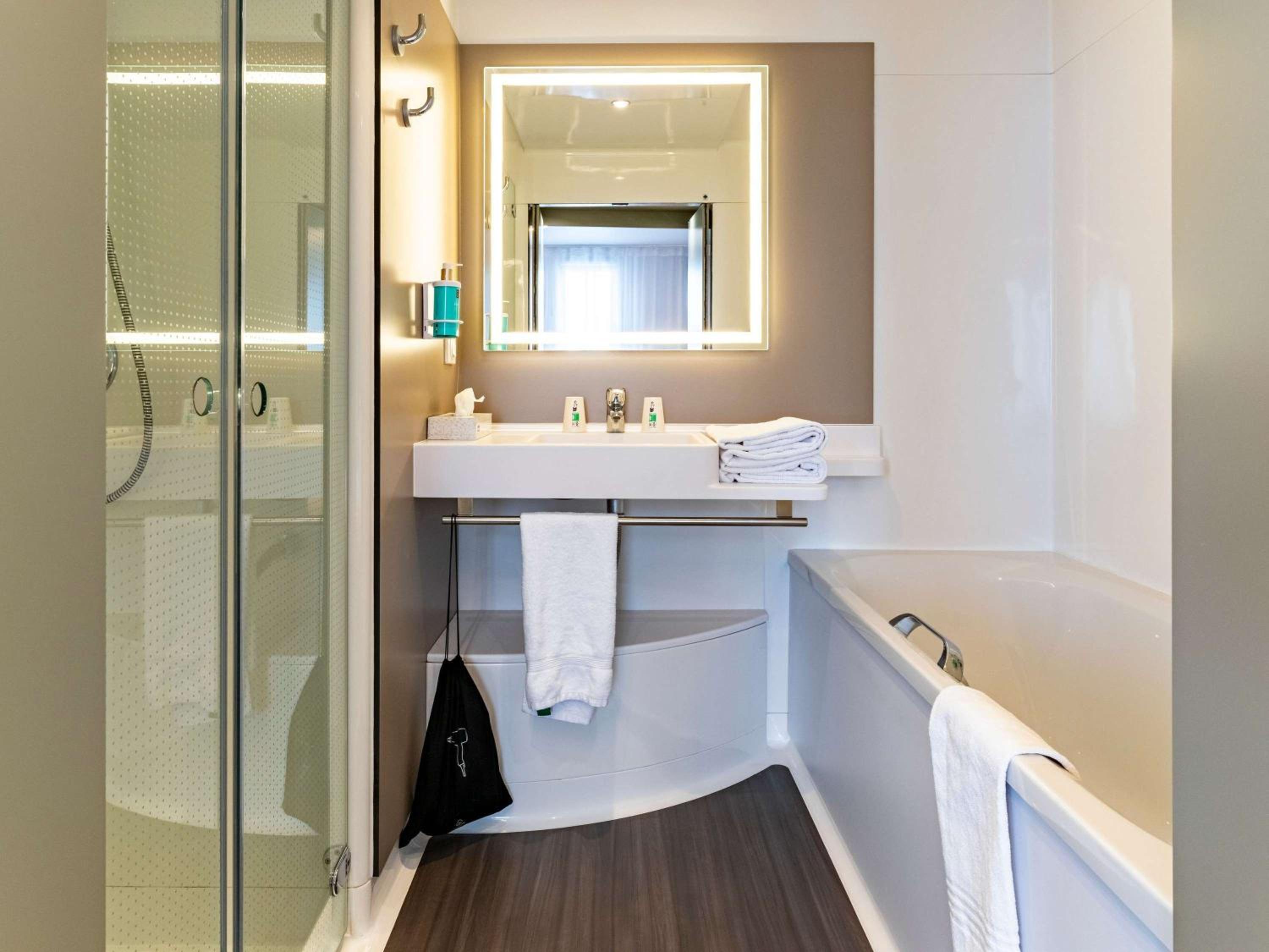 Queen Suite with Sofa Bed - Photo 6