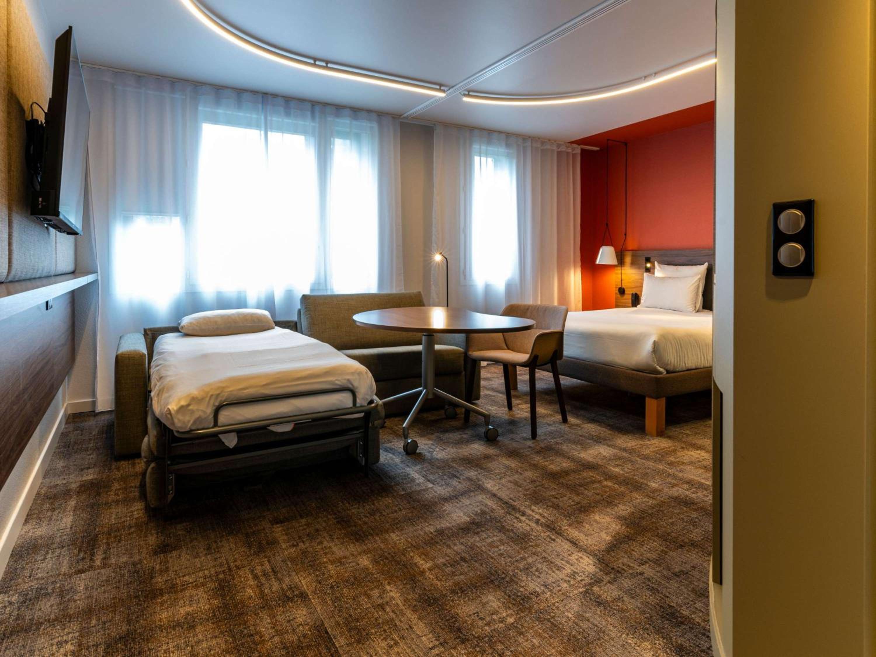 Queen Suite with Sofa Bed - Photo 7