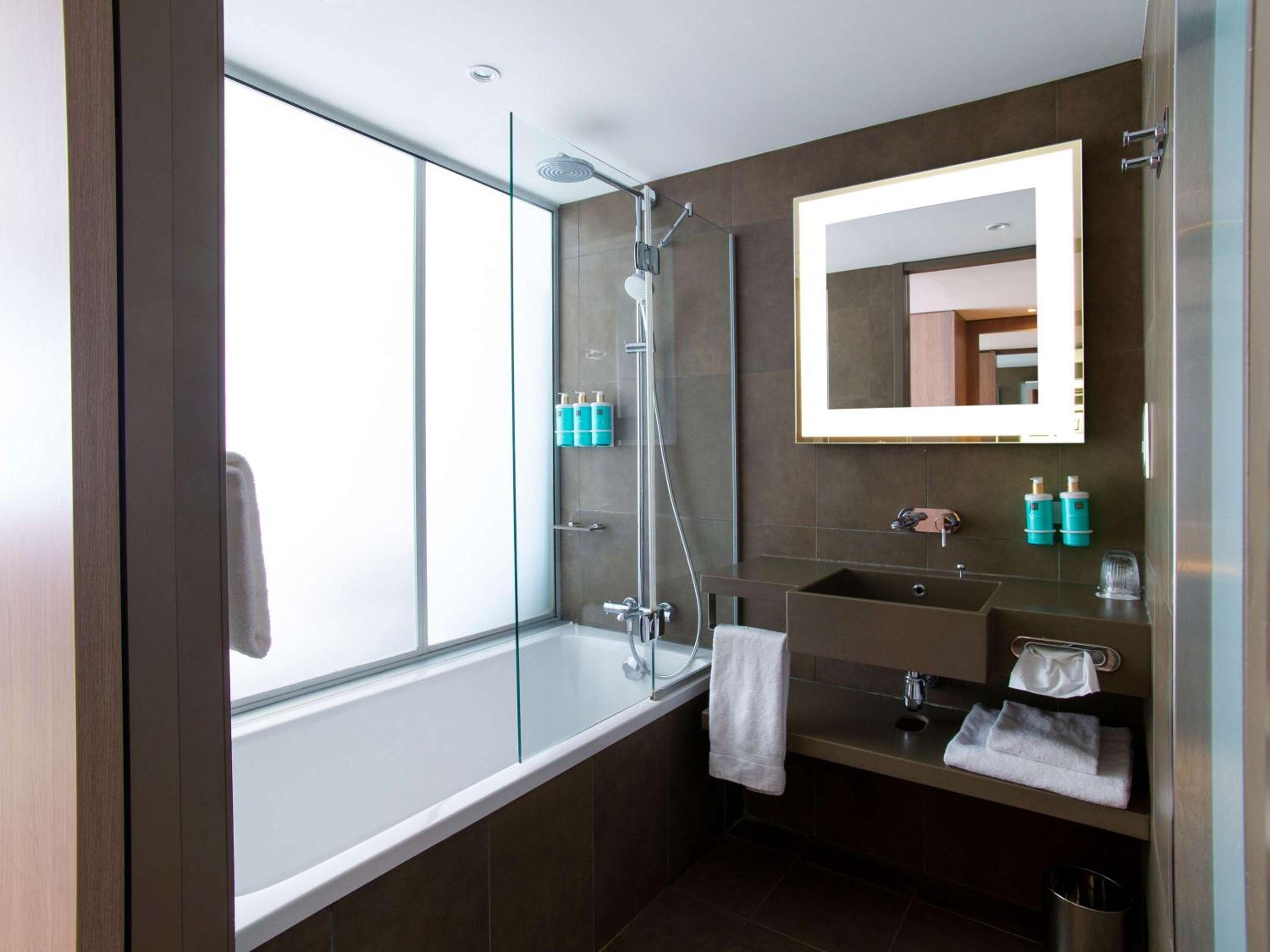 Executive Double Room with Sofa and River View