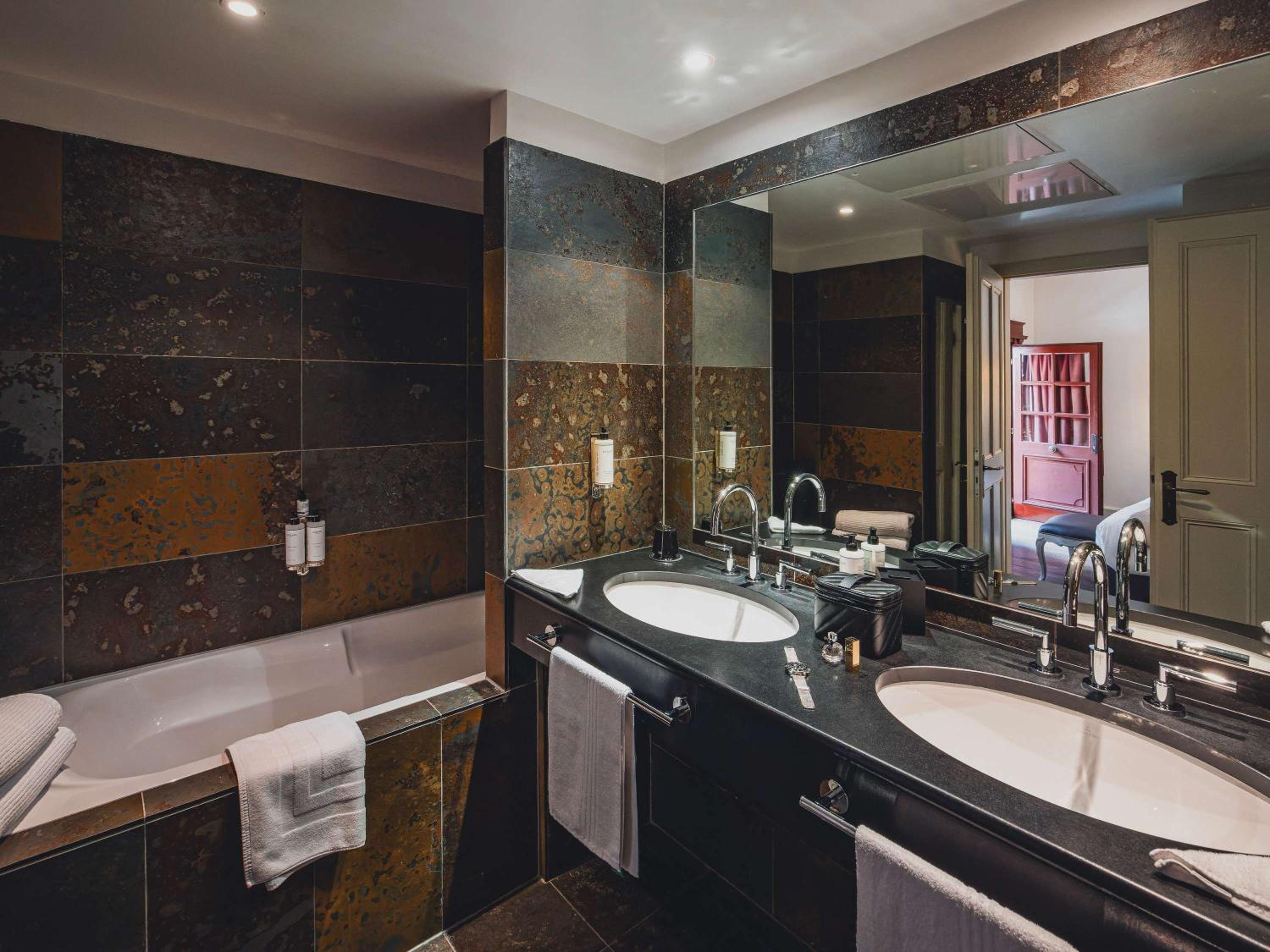 Prestige Room with Queen Bed or Twin Beds - Photo 6