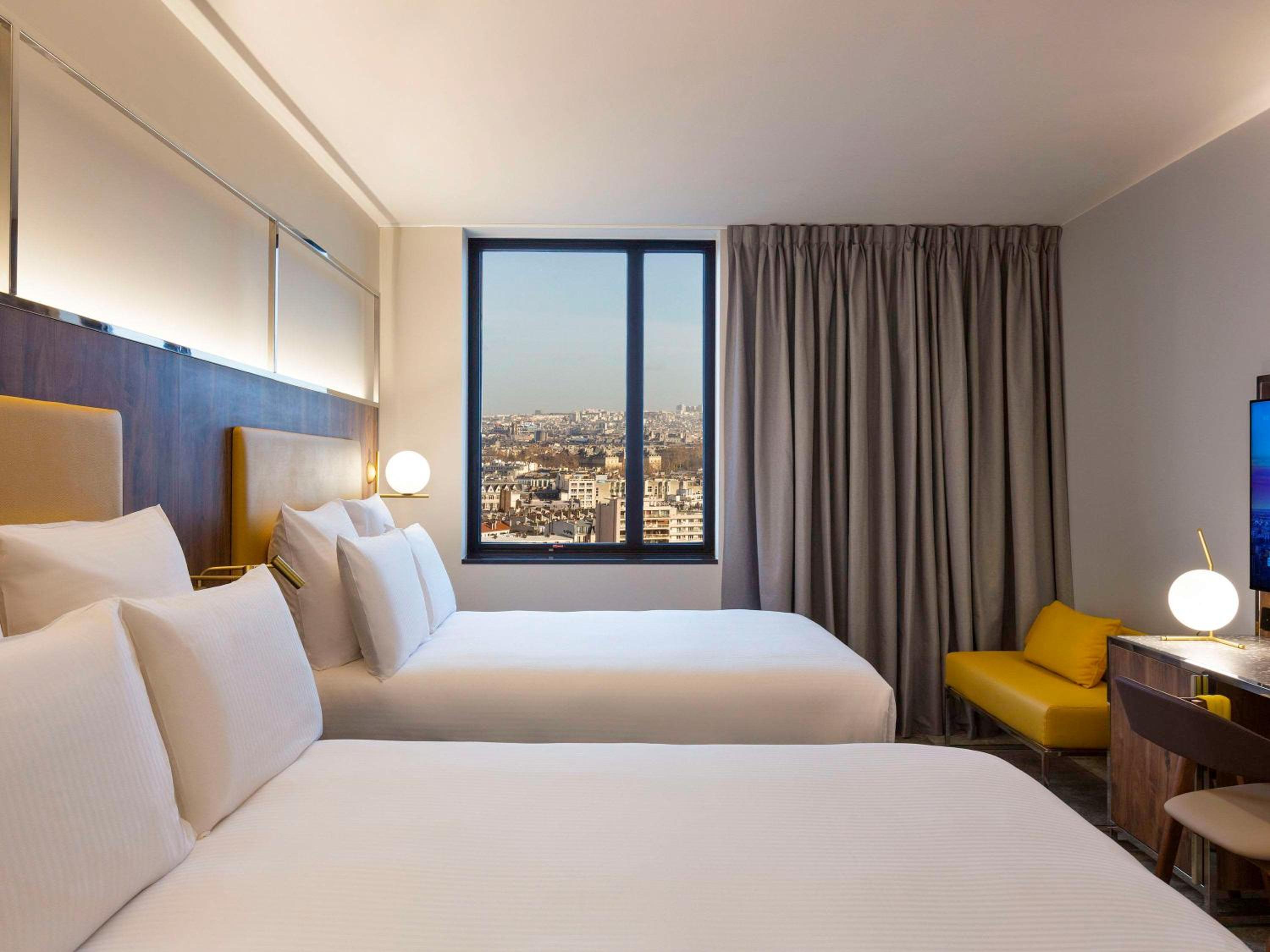 Deluxe Family Room with 2 Double Beds and view on Paris thumbnail 6