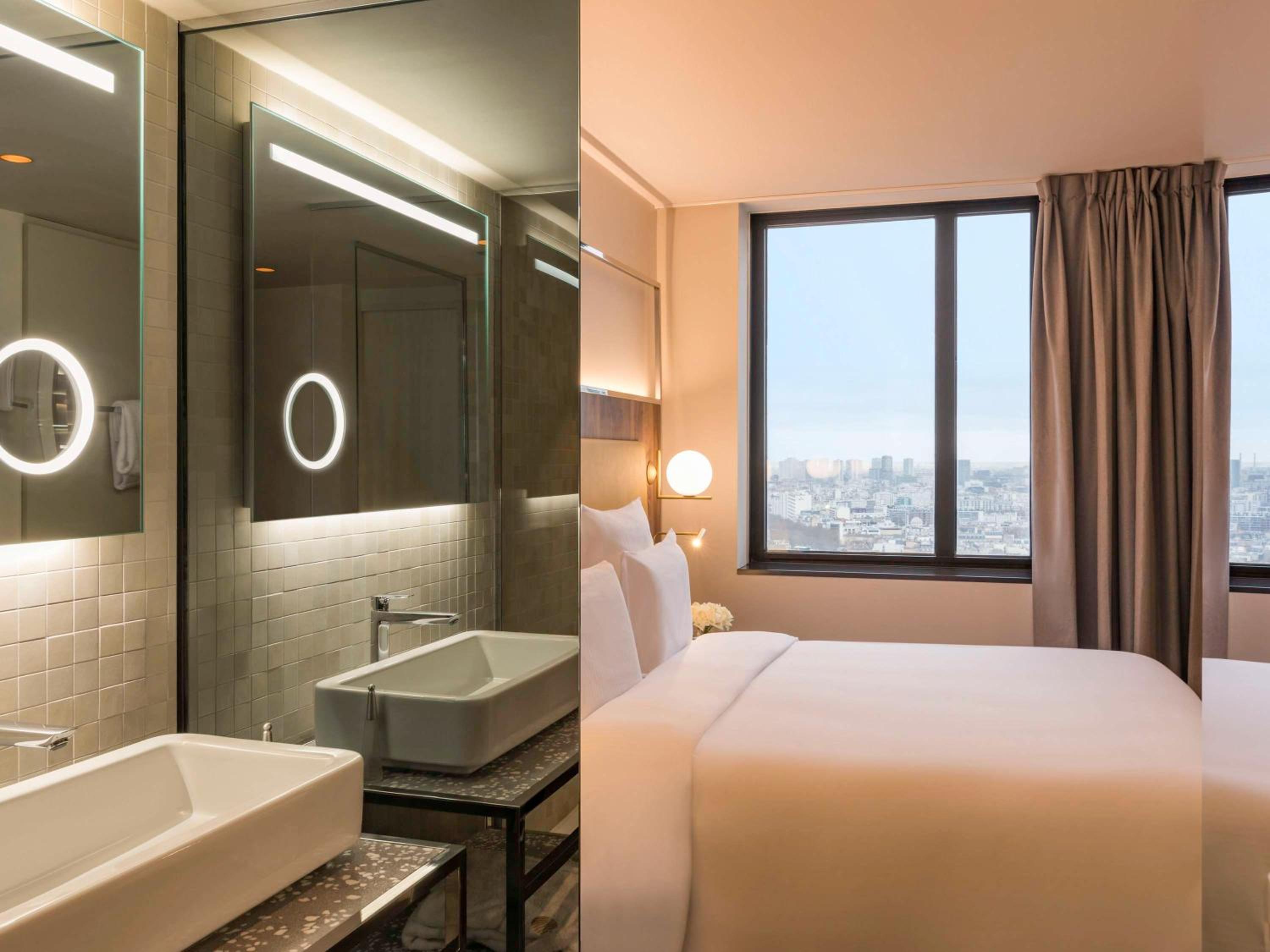 Deluxe Queen Room with Paris View