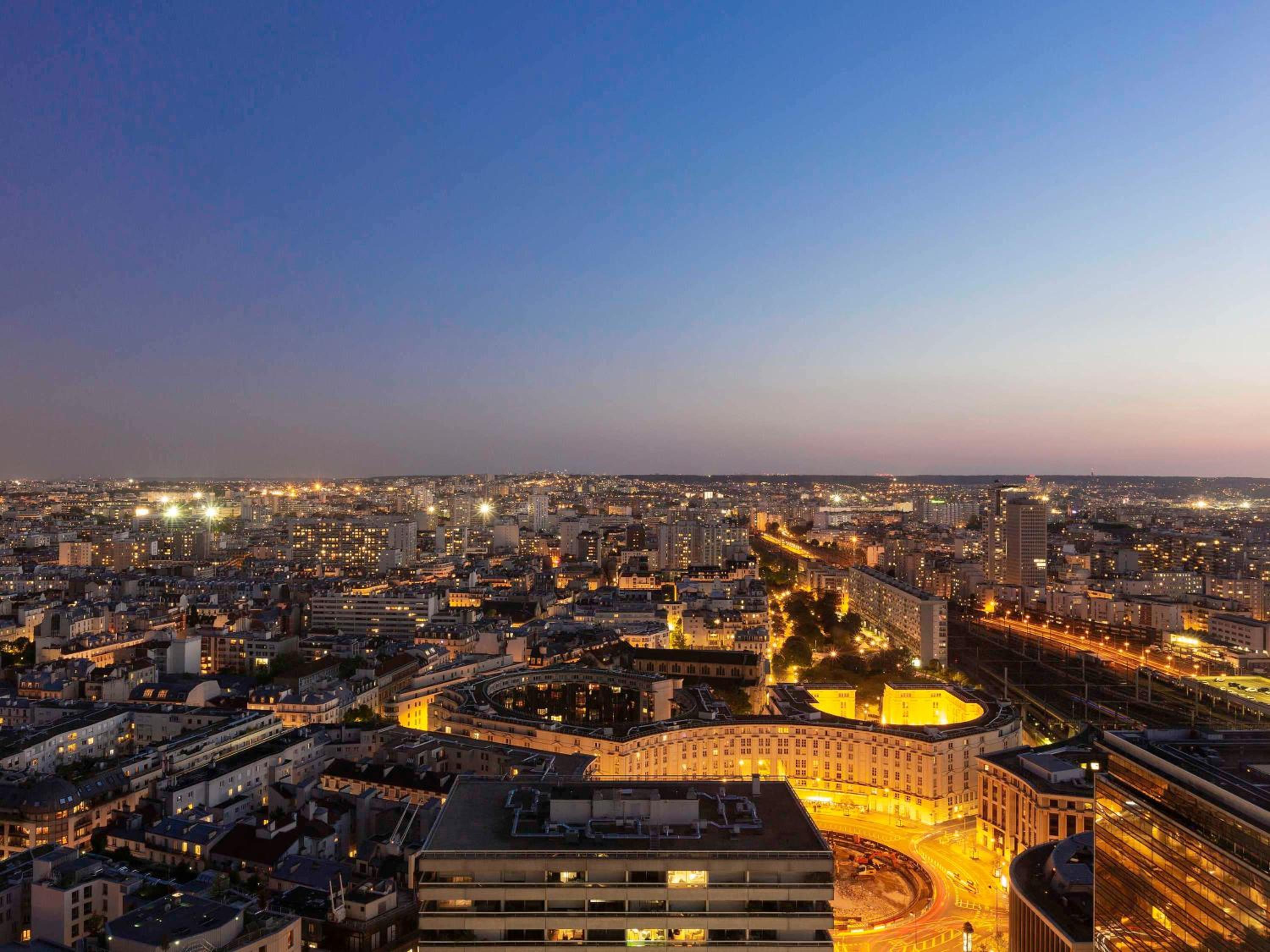 Deluxe Queen Room with Paris View
