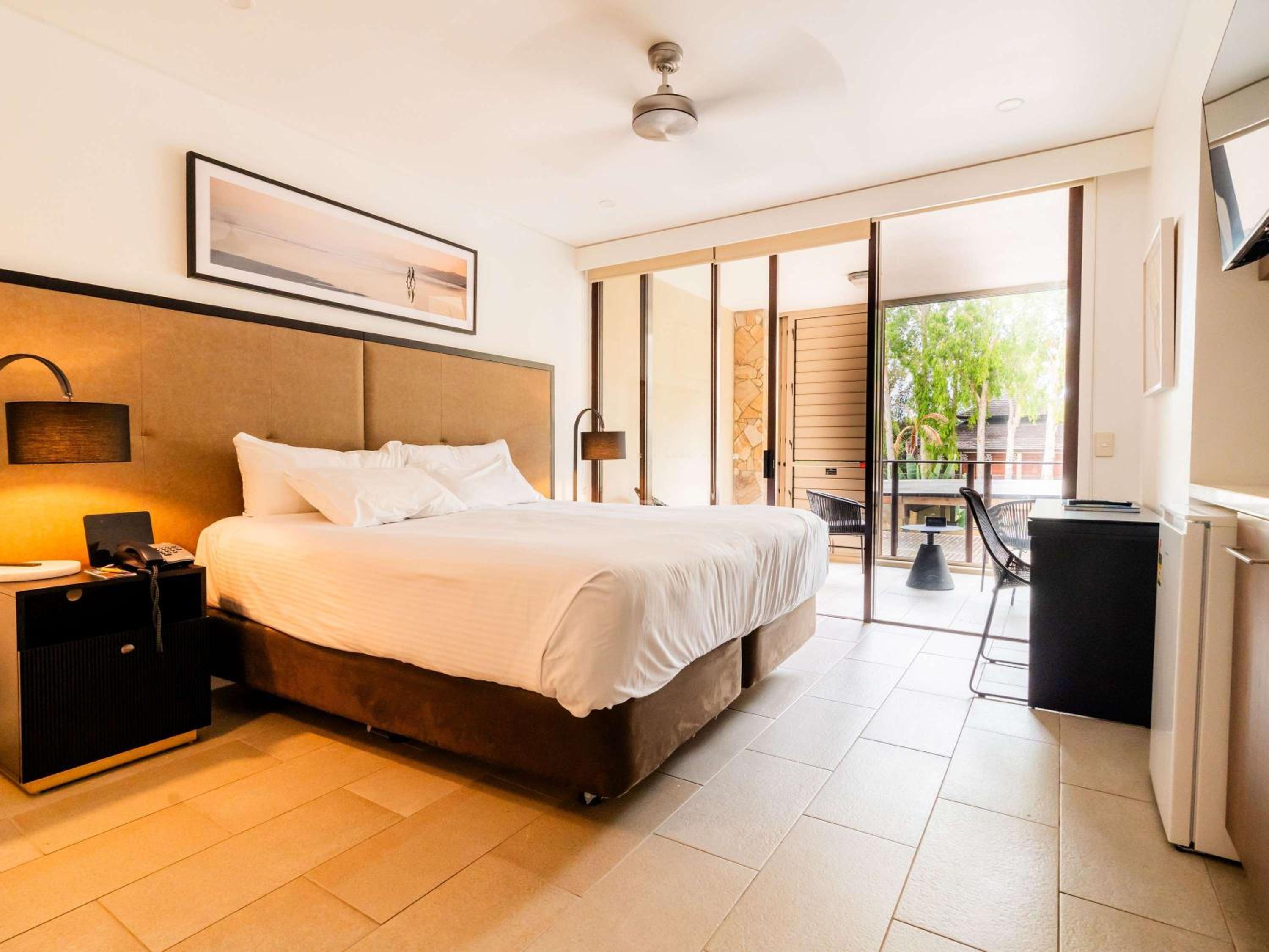 Studio Room with King Bed - Photo 3