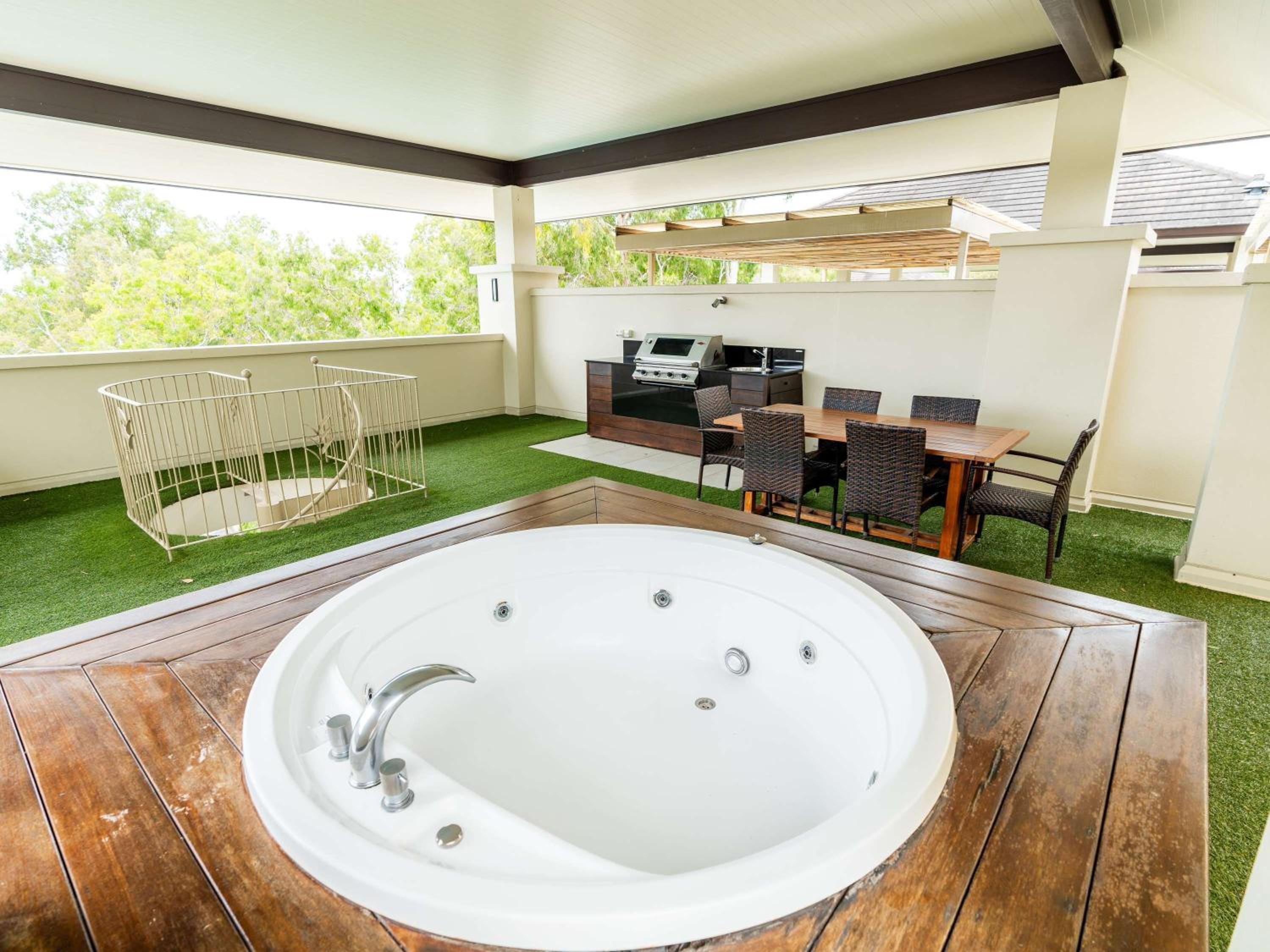 Two-Bedroom Rooftop Apartment with Spa - Photo 15