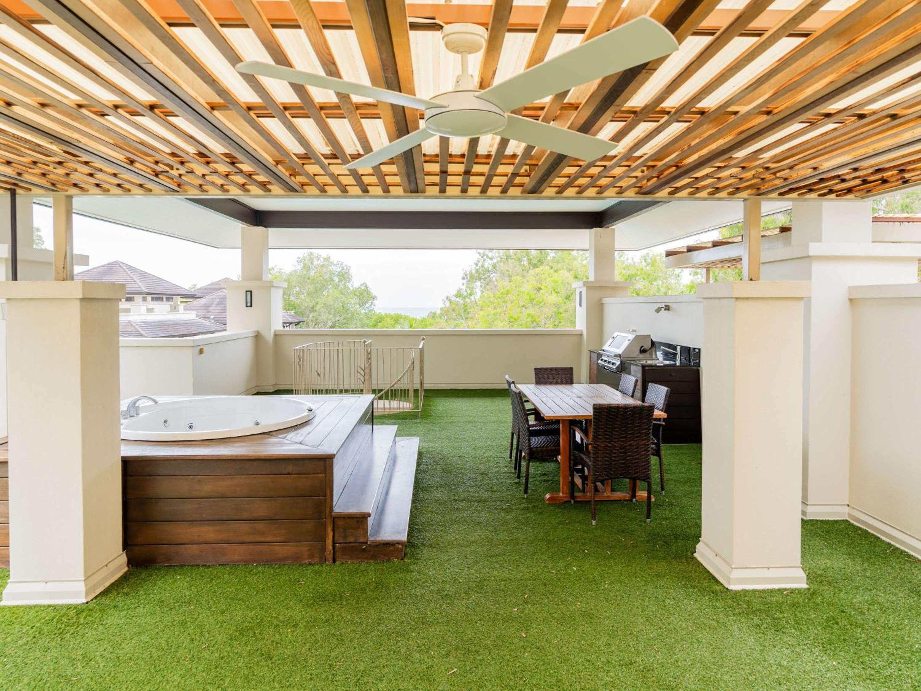 Two-Bedroom Rooftop Apartment with Spa - Photo 14