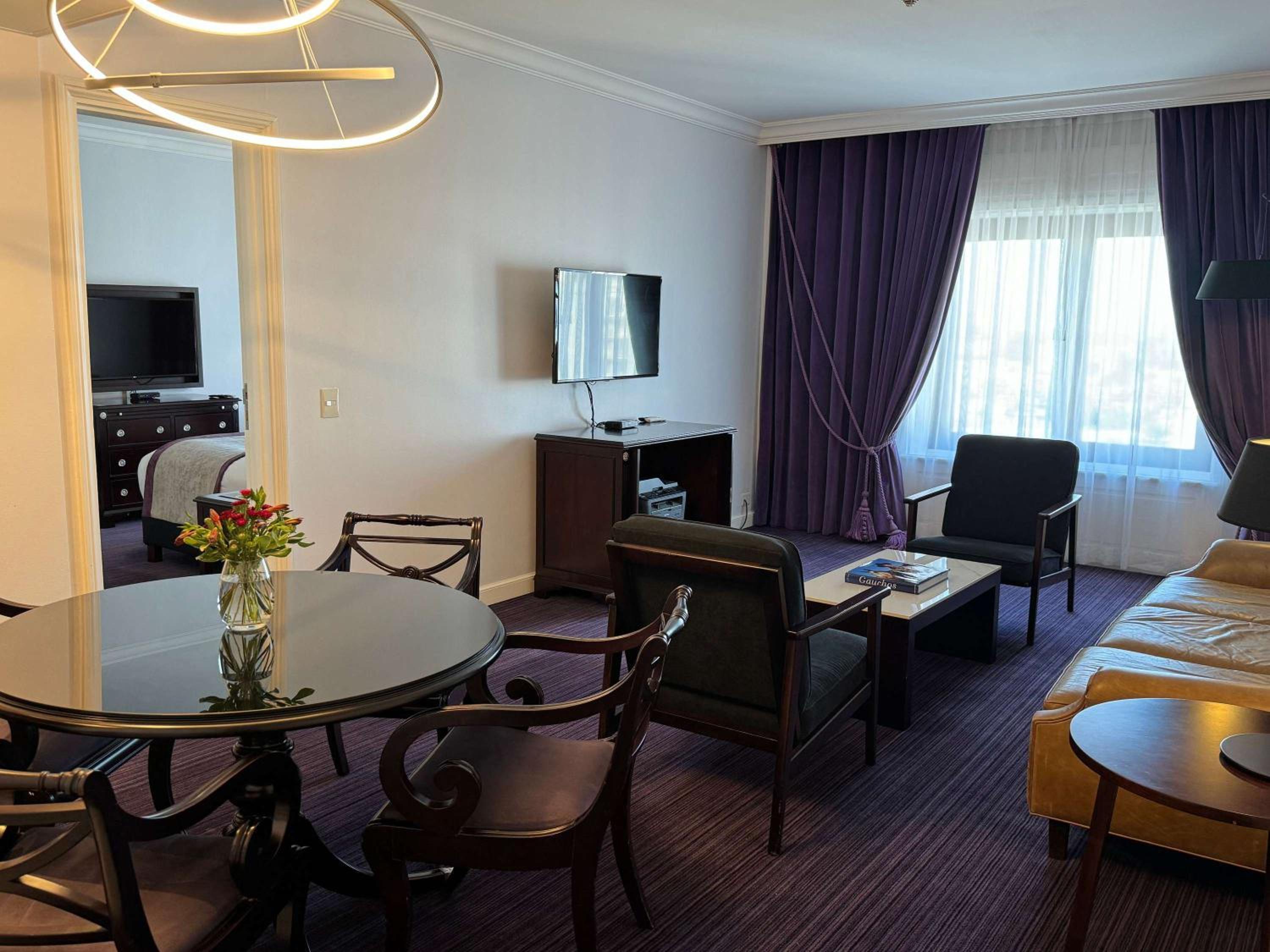 Junior Queen Suite with City View