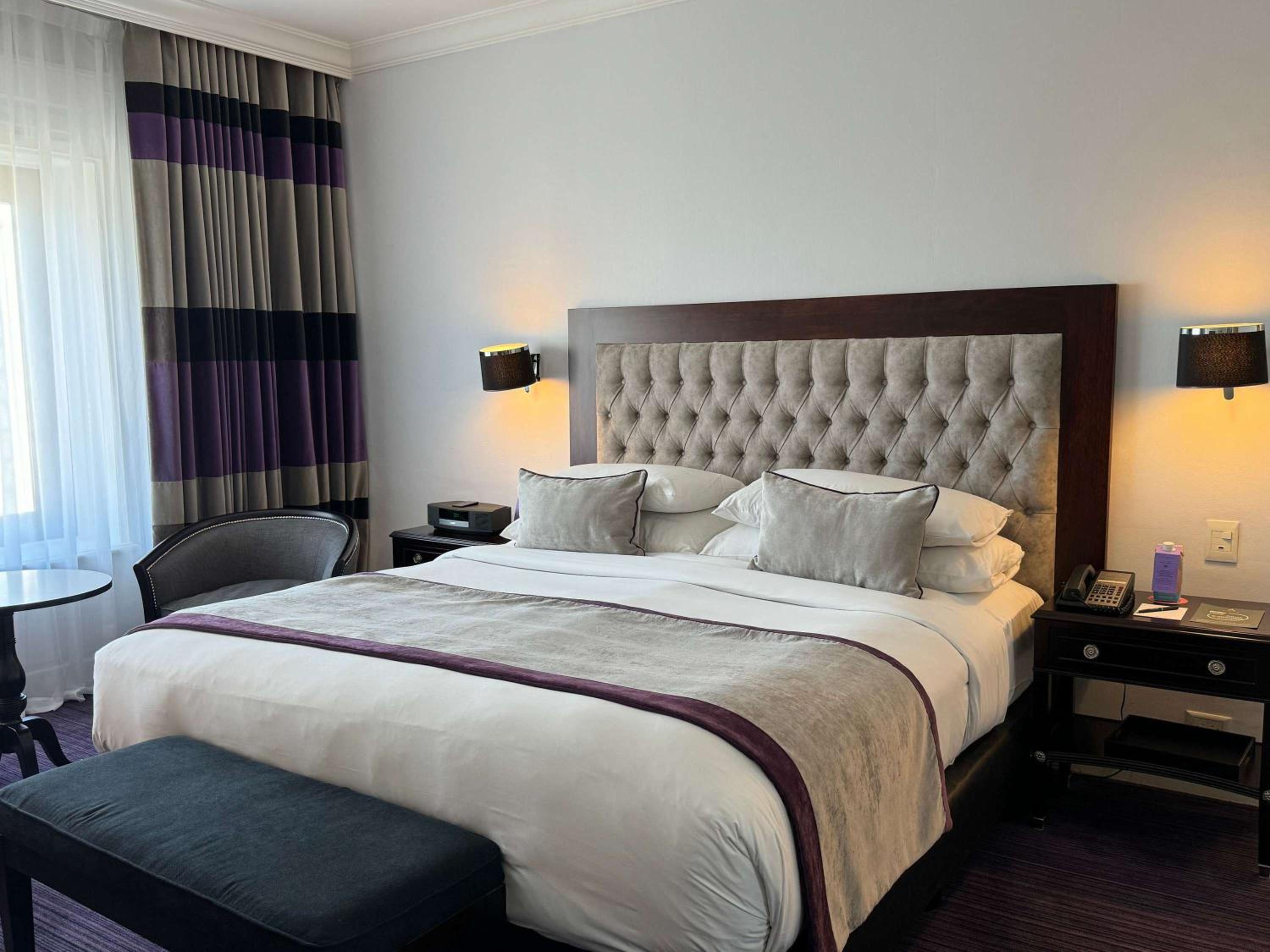 Junior Queen Suite with City View