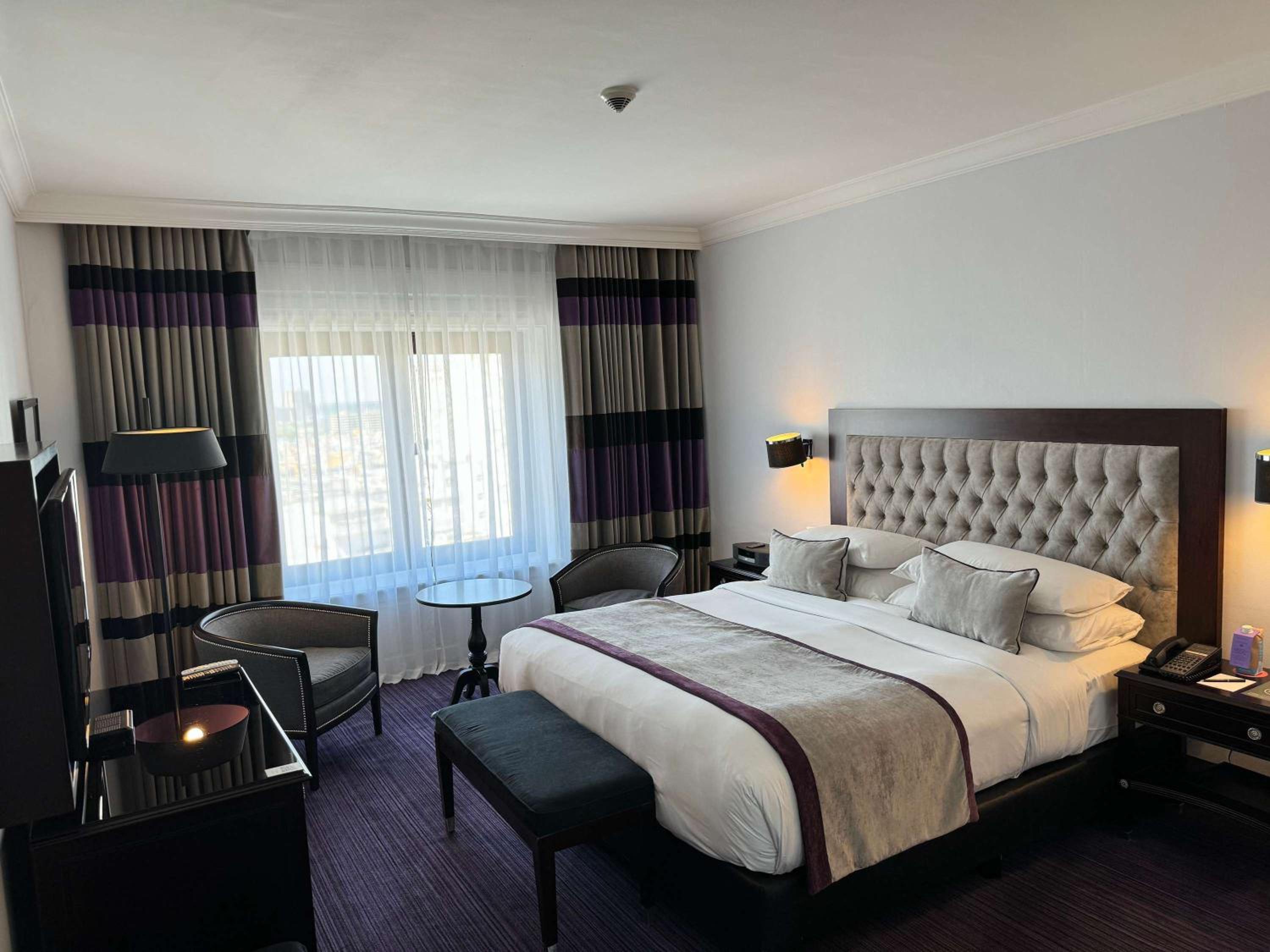 Junior Queen Suite with City View
