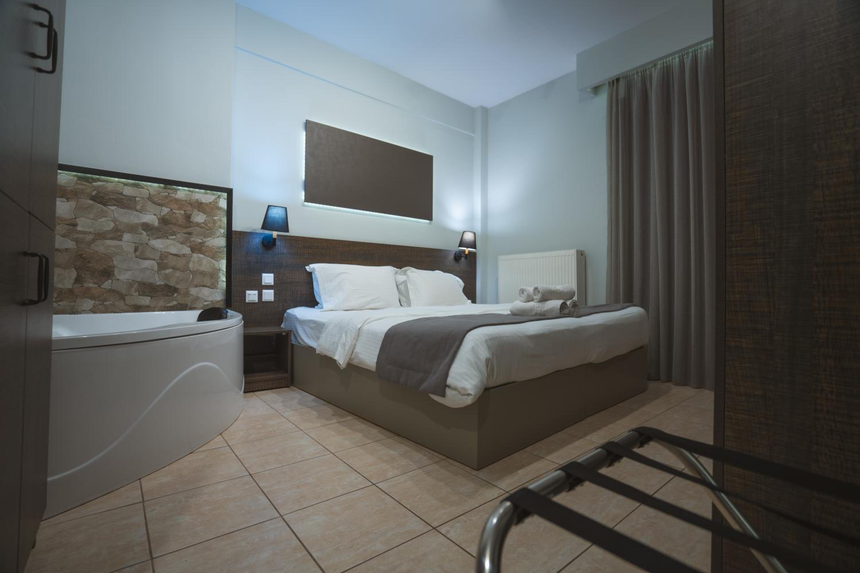 Deluxe Double Room with Spa Bath  photo 2