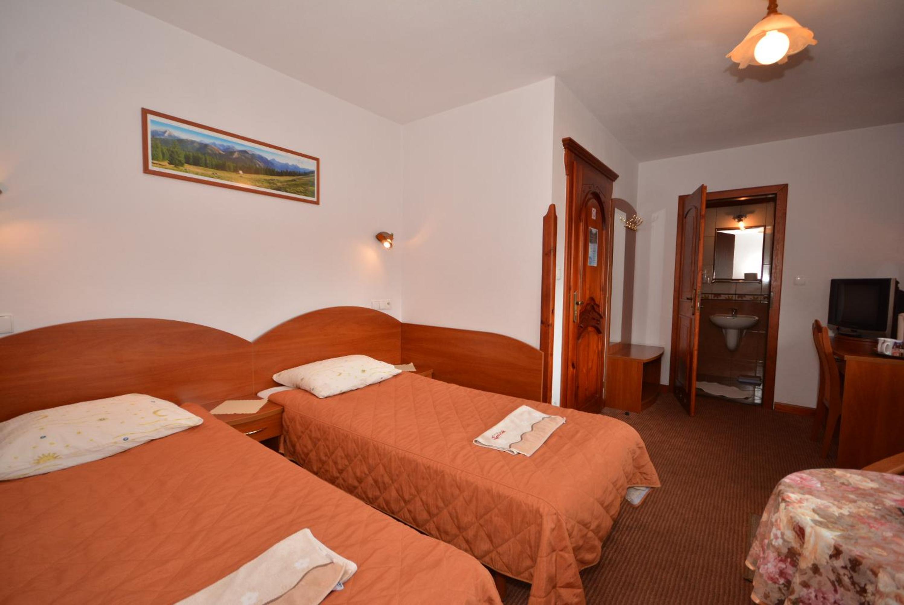 Double or Twin Room - Photo 10