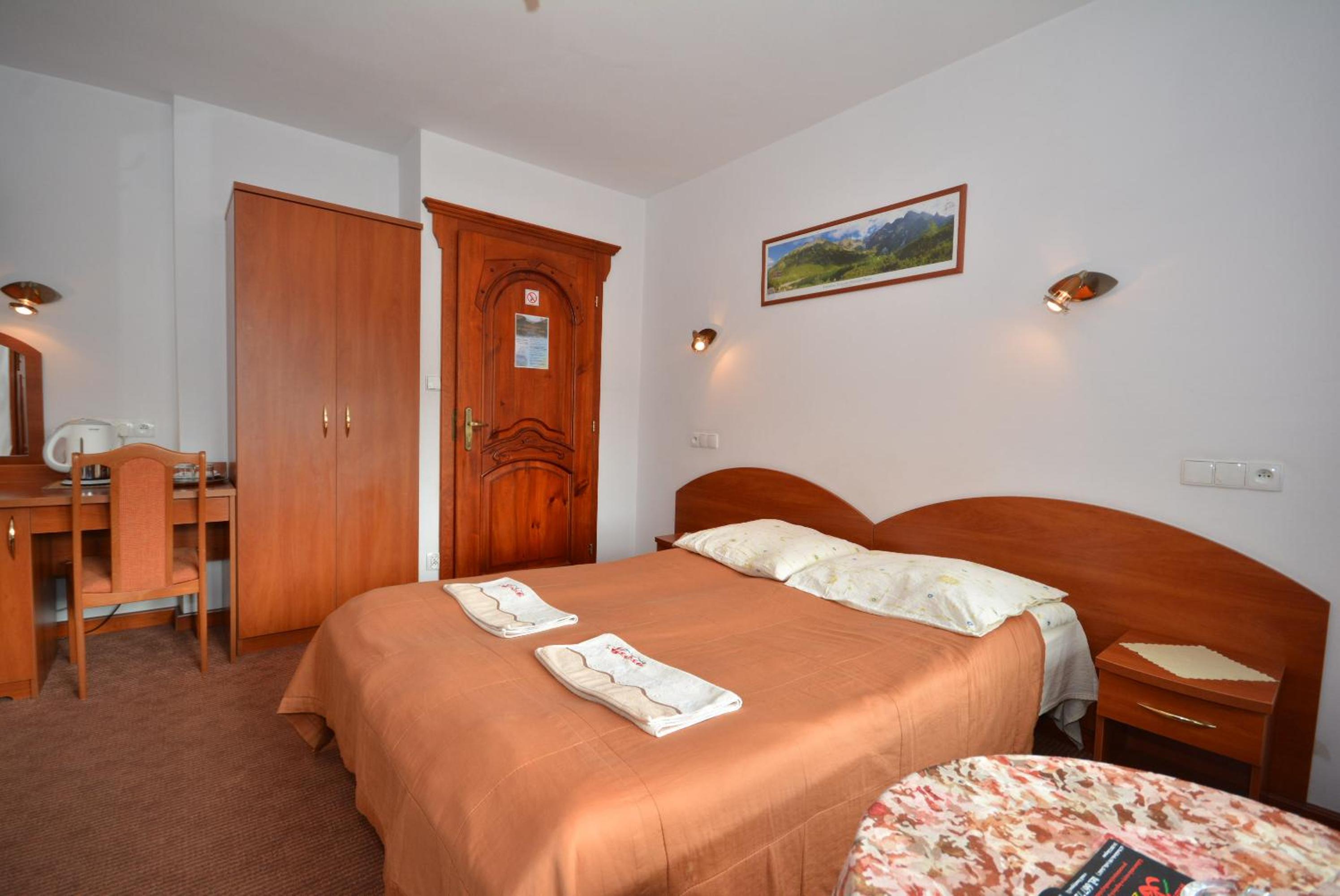 Double or Twin Room - Photo 9