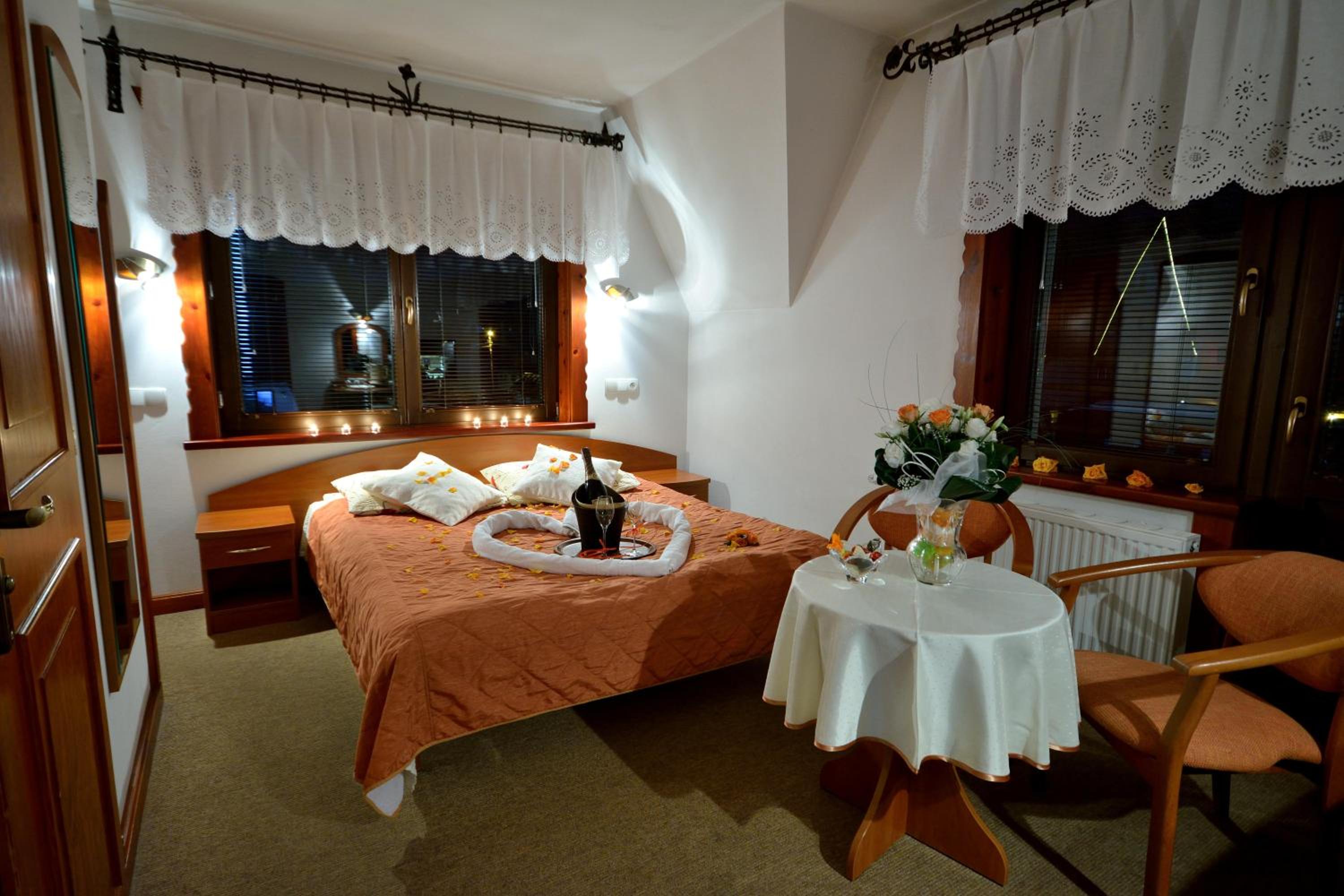 Double or Twin Room - Photo 6