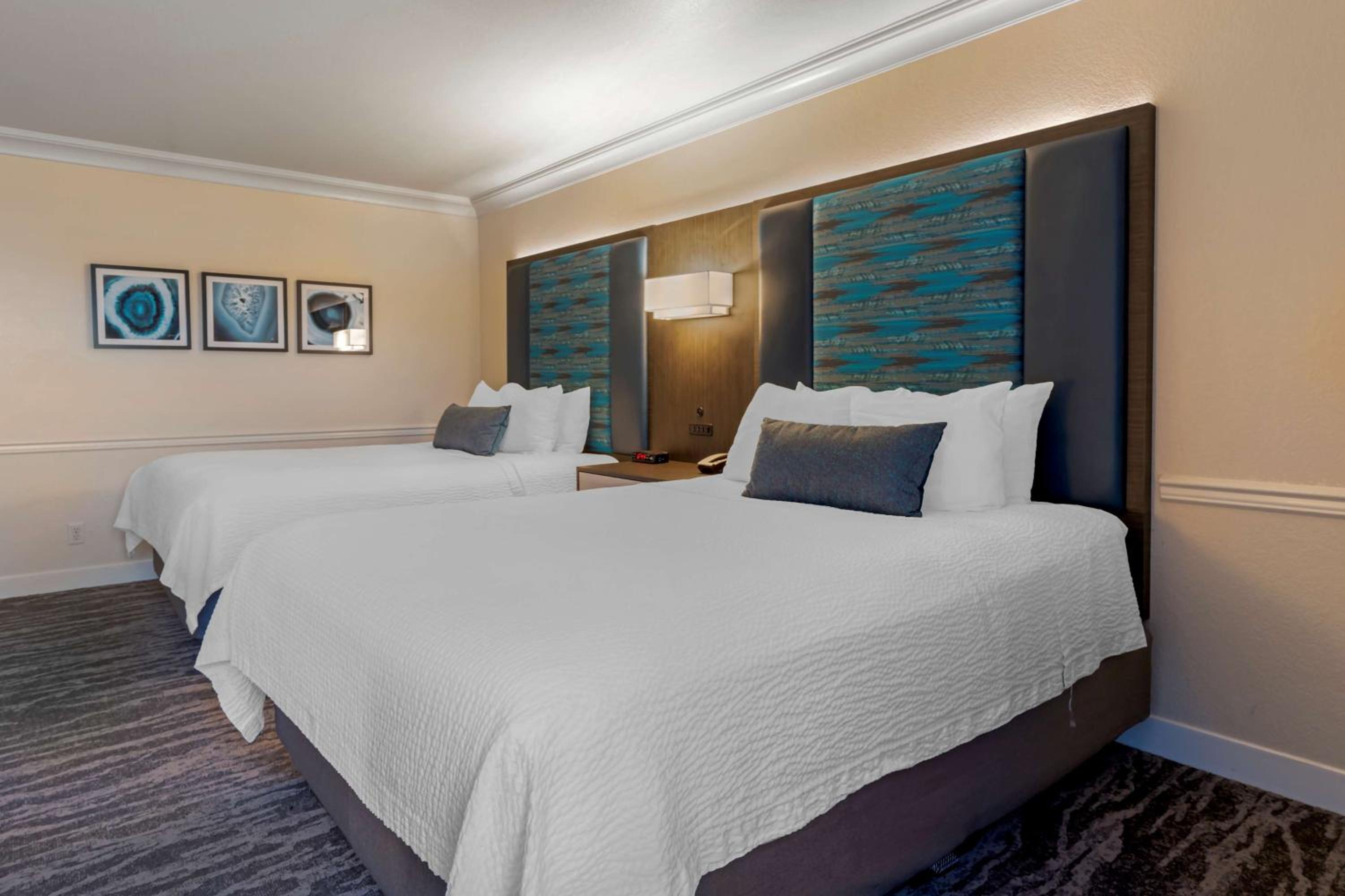 Queen Room with Two Queen Beds - Non-Smoking photo 3