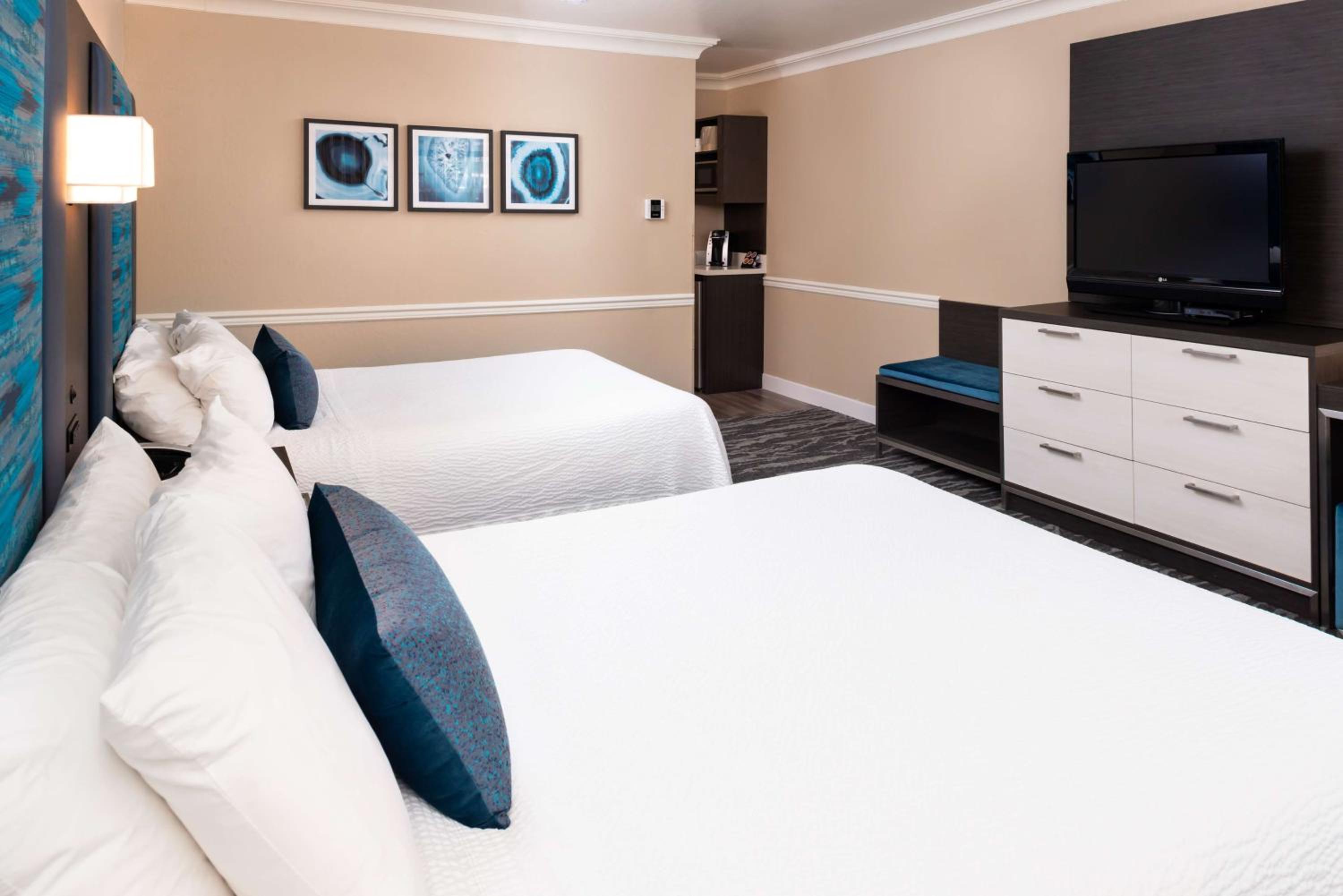 Queen Room with Two Queen Beds and Roll-In Shower - Mobility Access/Communication Assistance/Non-Smoking photo 1