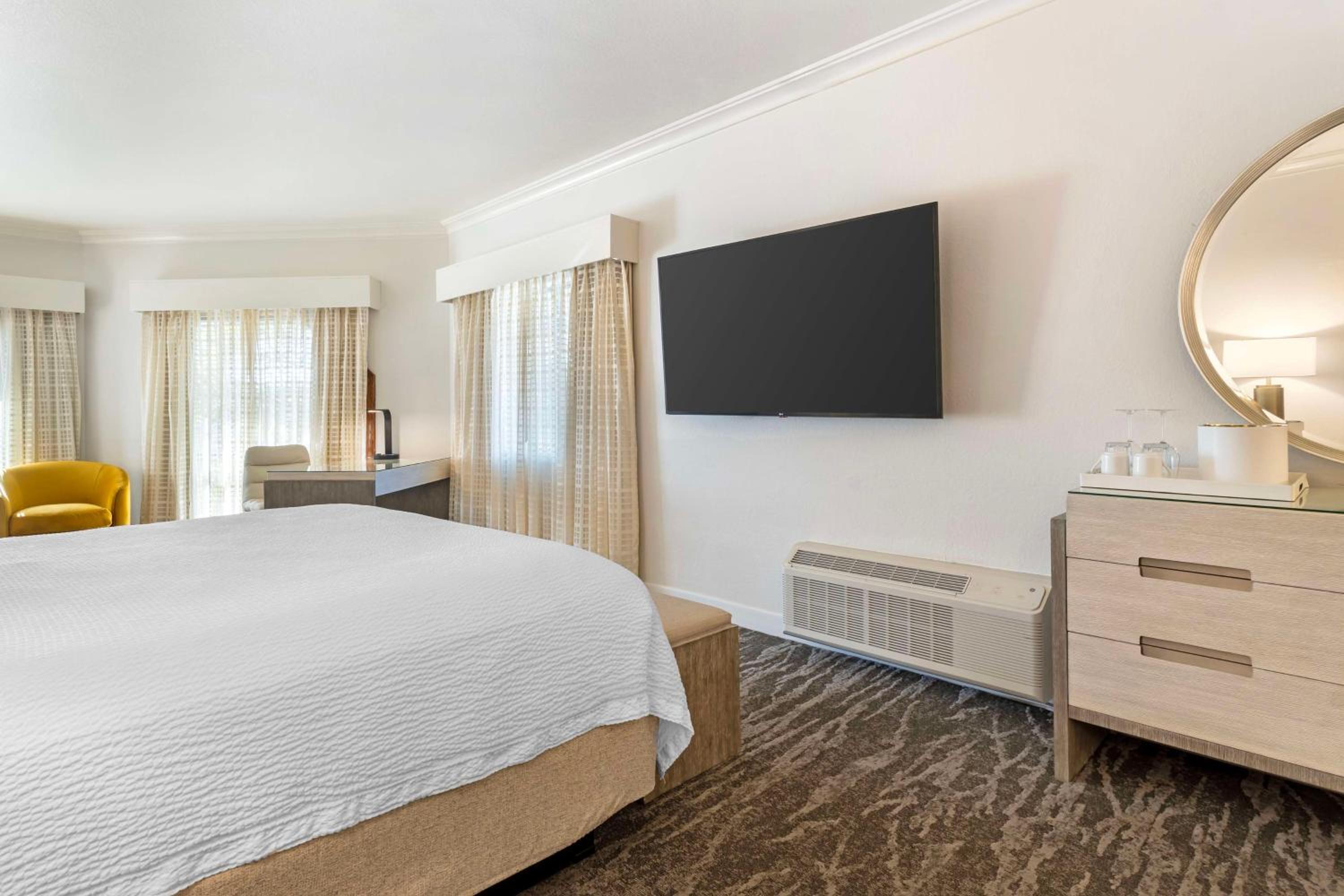 Deluxe King Room - Non Smoking photo 2