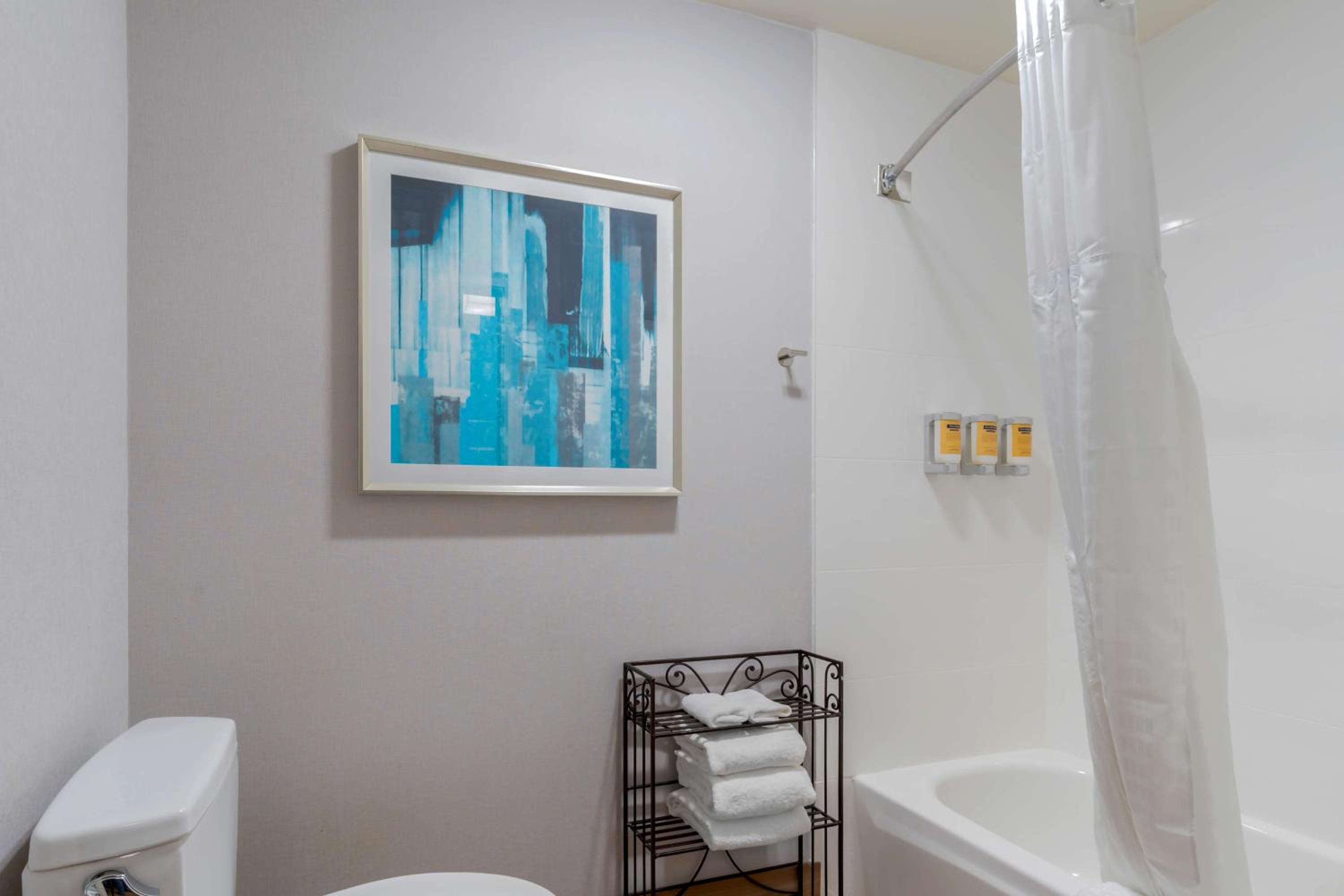 Two Bedroom Suite with One King and Two Queen Beds photo 3
