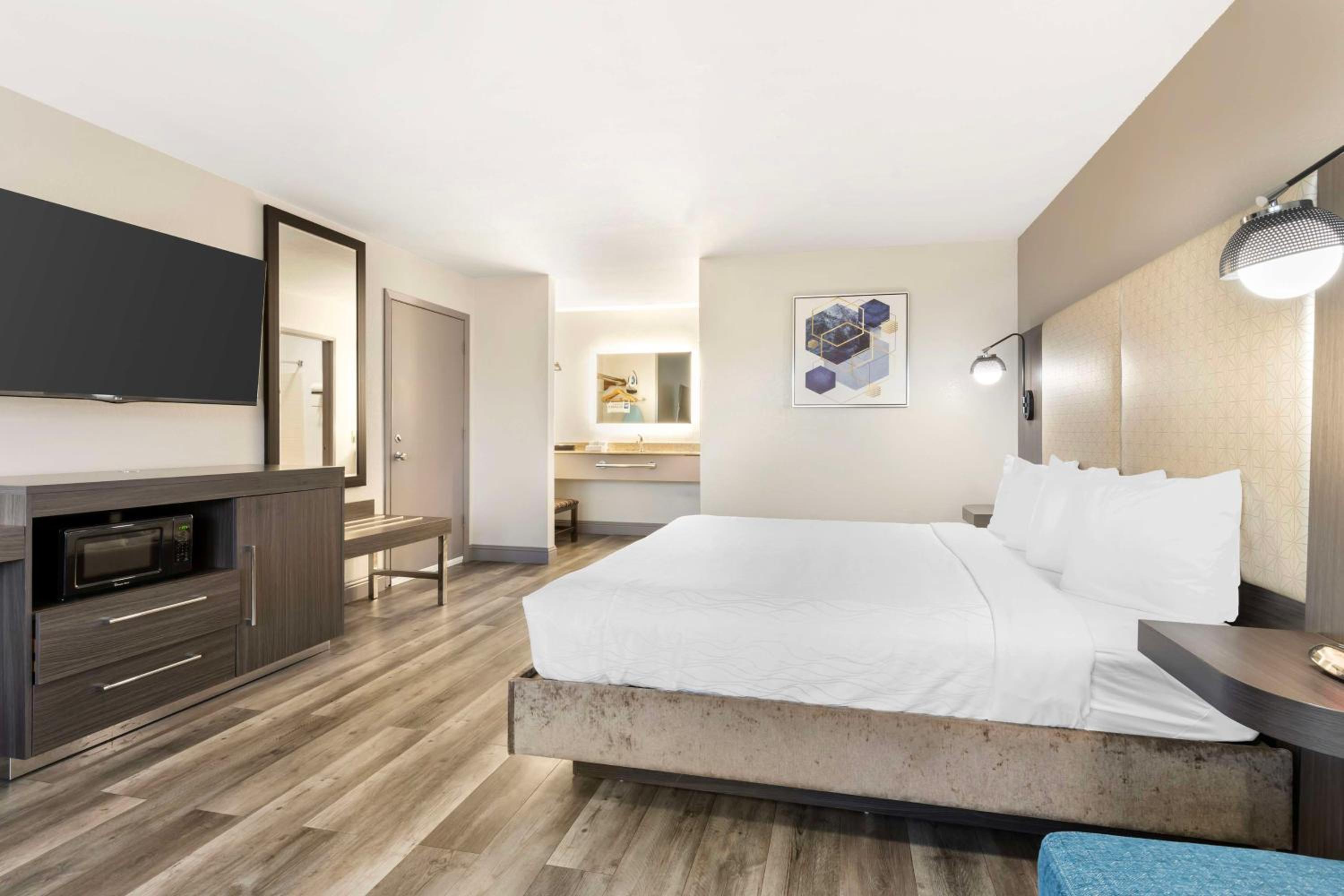 King Room with Walk-in Shower - Mobility Accessible/Non-Smoking photo 3