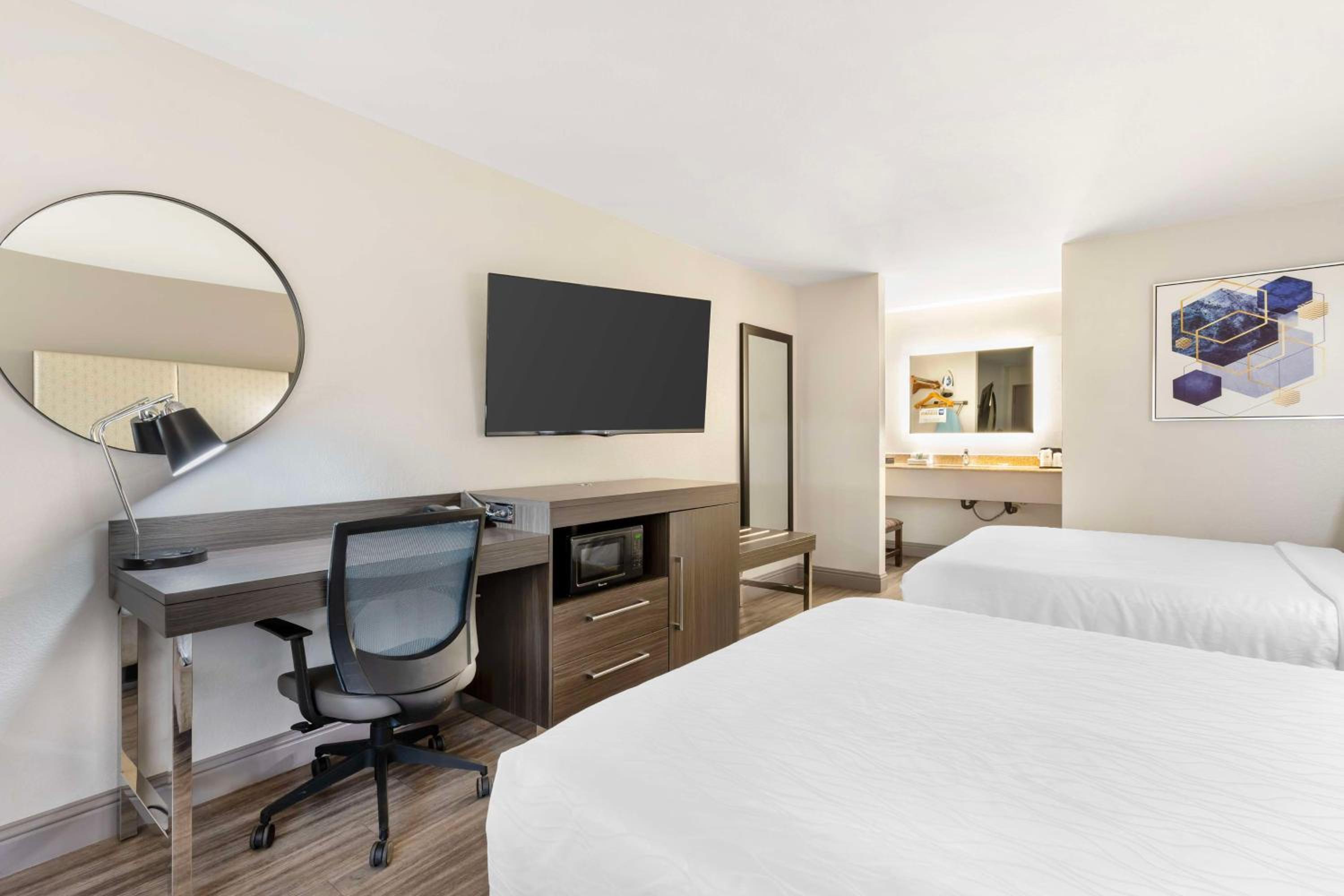 Queen Room with Two Queen Beds - Non-Smoking photo 3