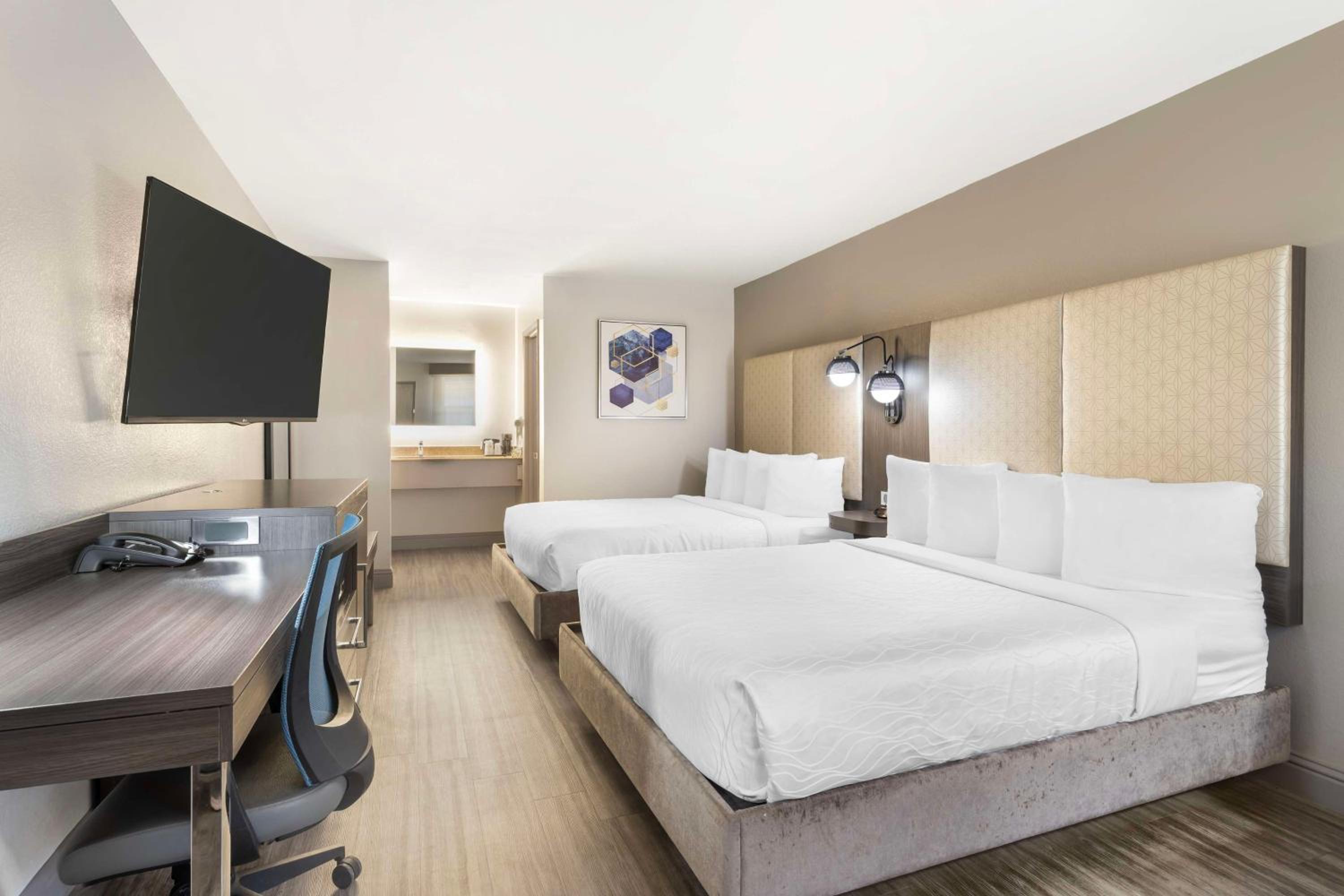 Queen Room with Two Queen Beds - Non-Smoking photo 2