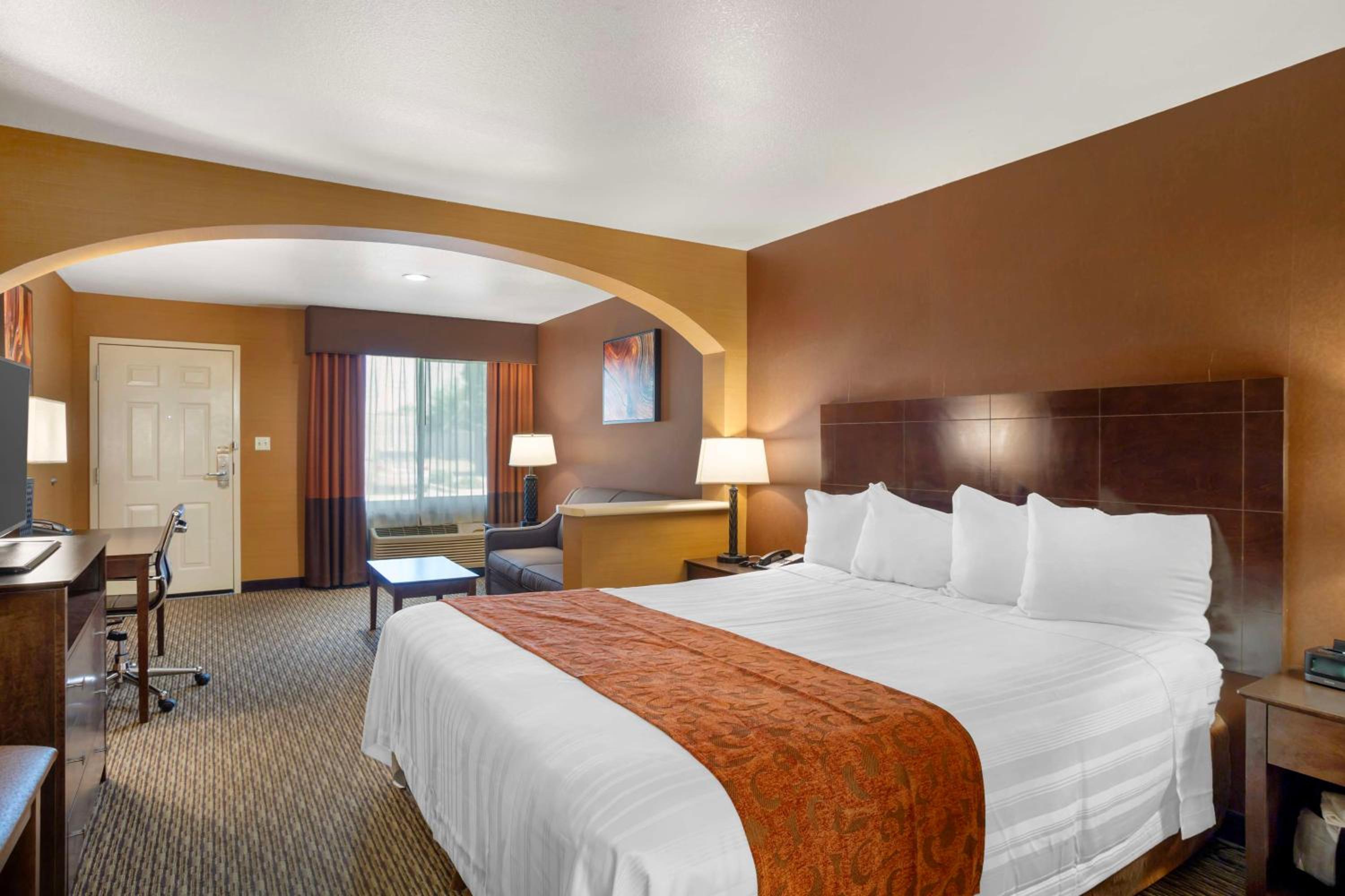 King Suite - Non-Smoking photo 2