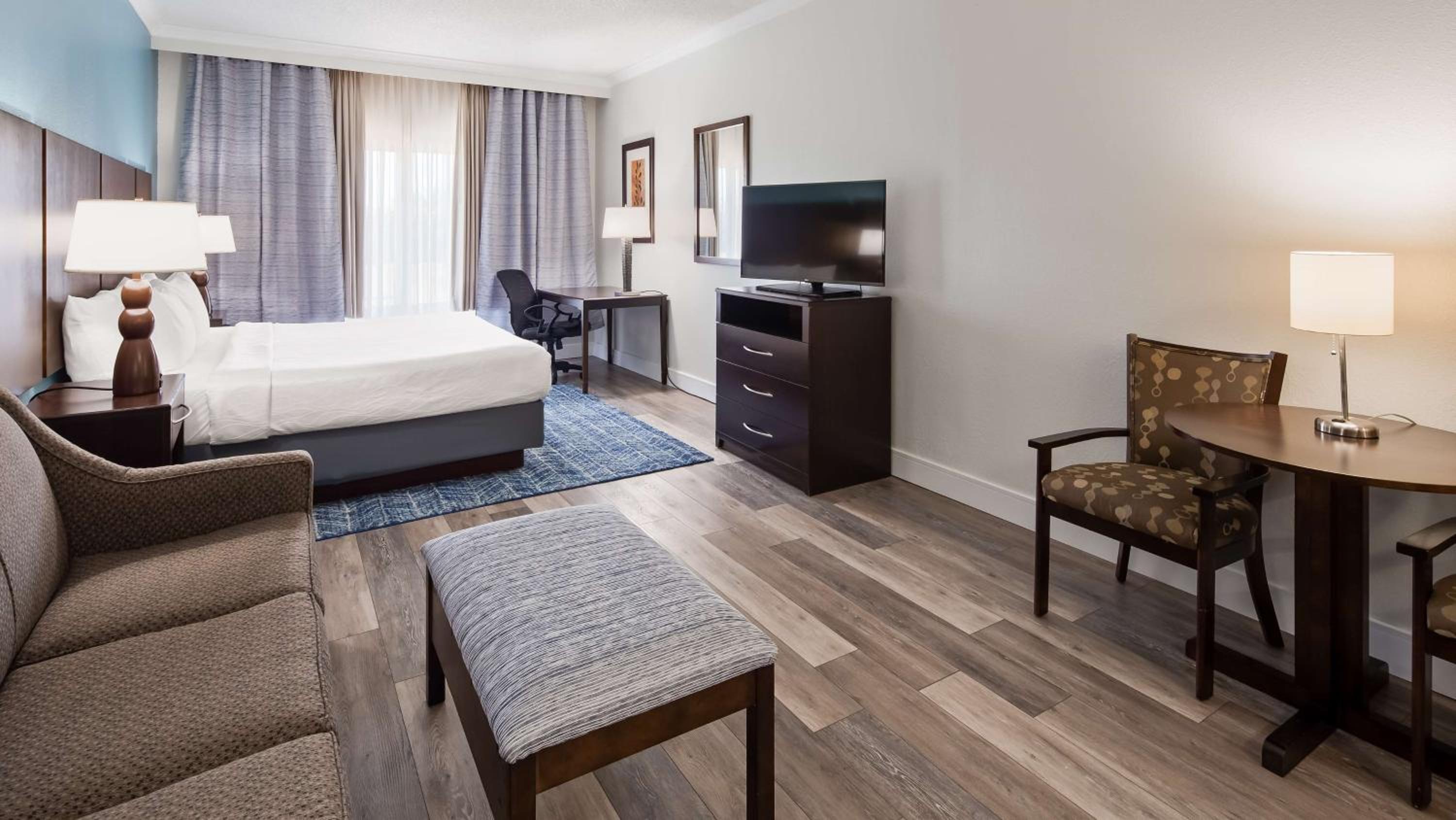 King Suite with Sofa Bed - Photo 4