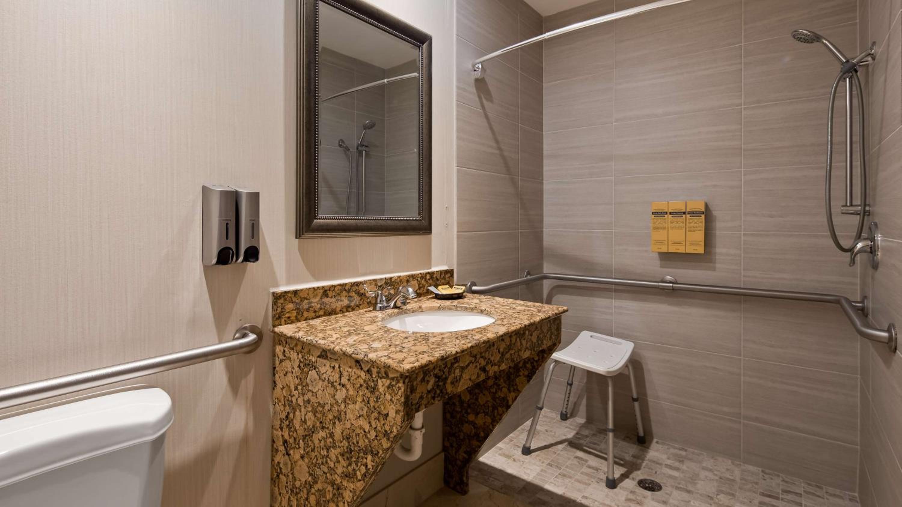 Deluxe Two Queen Suite with Roll-in Shower - Disability Access - Photo 2