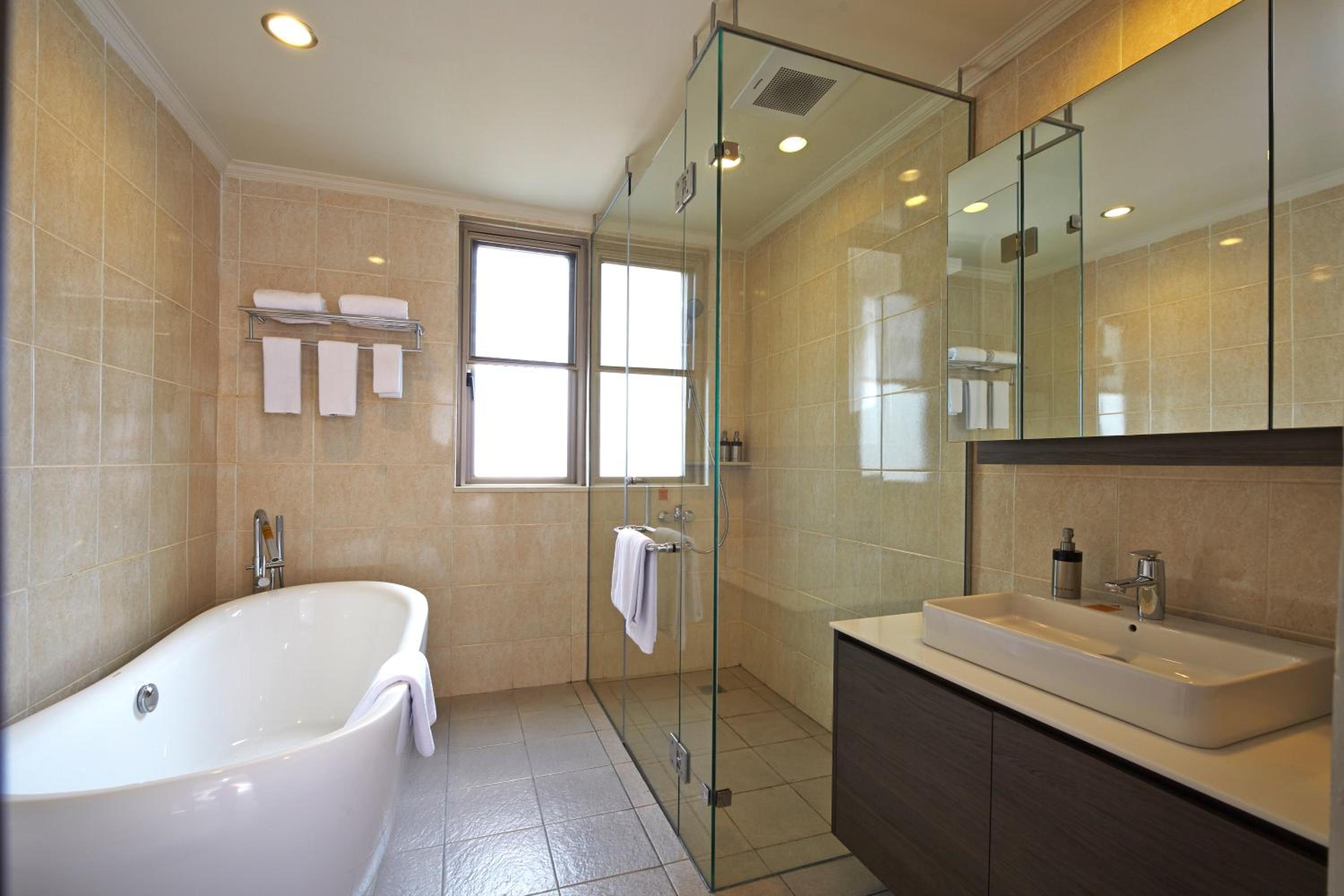 Corner Suite photo 3