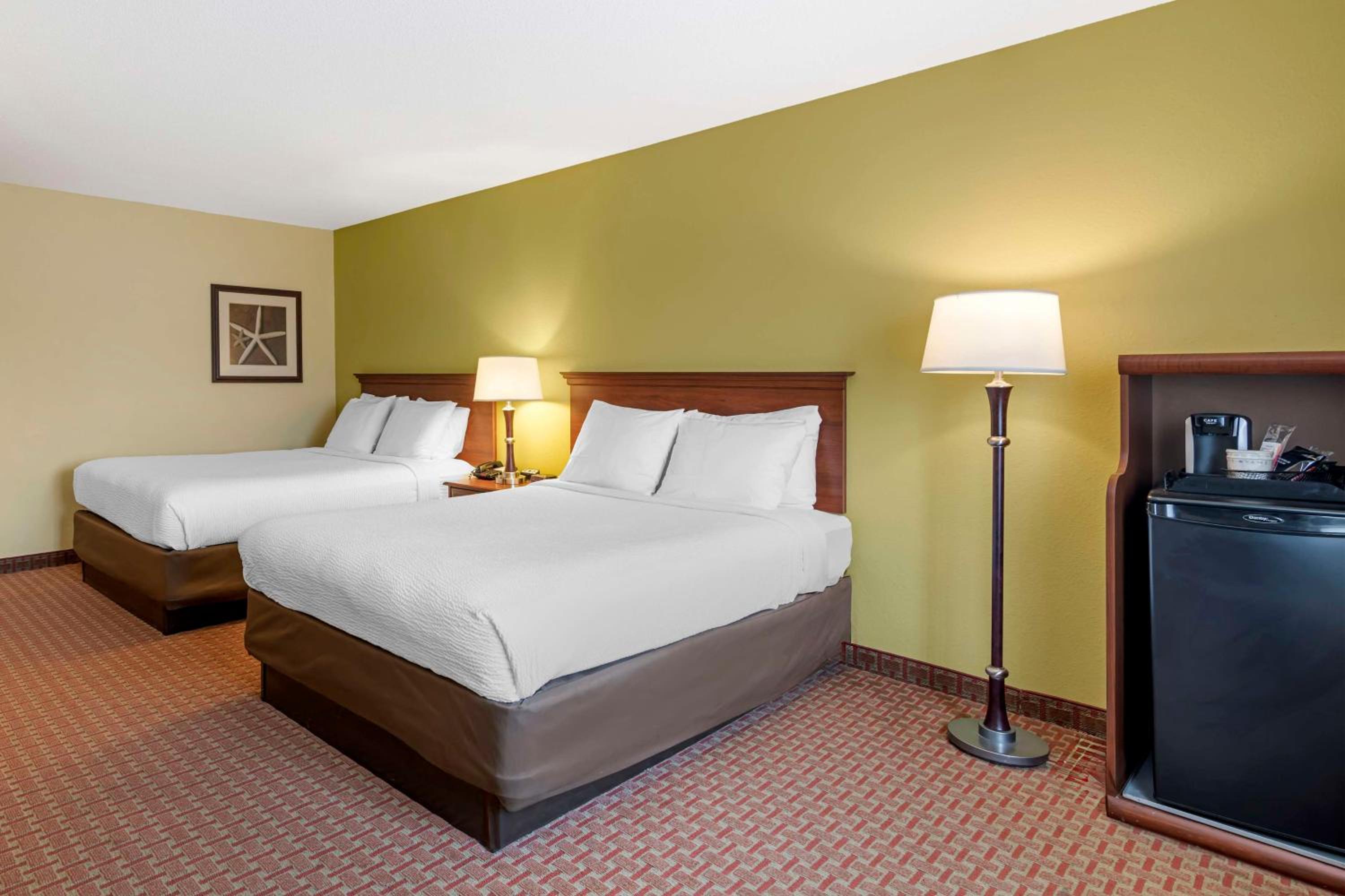 Queen Room with Two Queen Beds - Non-Smoking photo 3