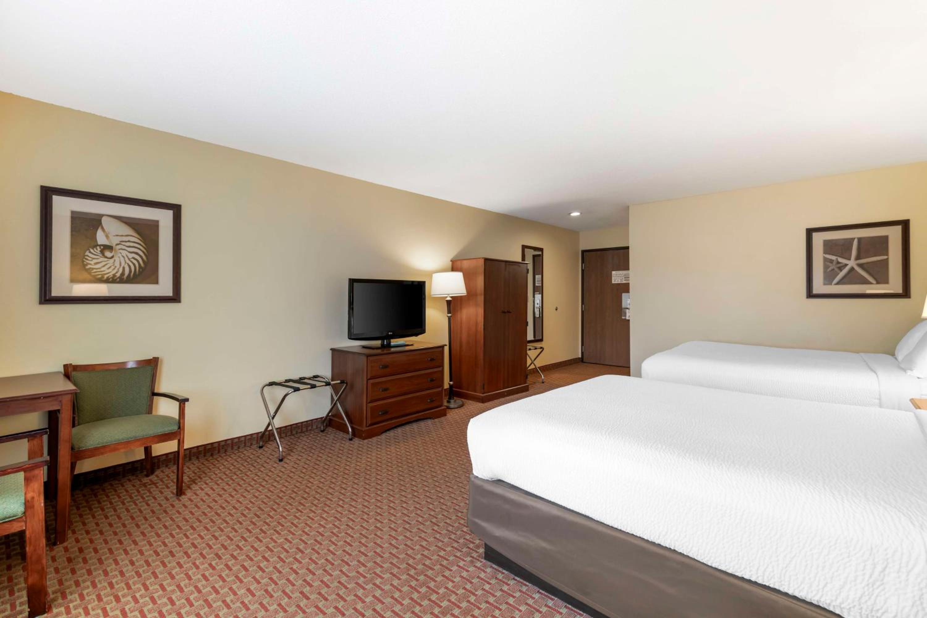 Queen Room with Two Queen Beds - Non-Smoking photo 2