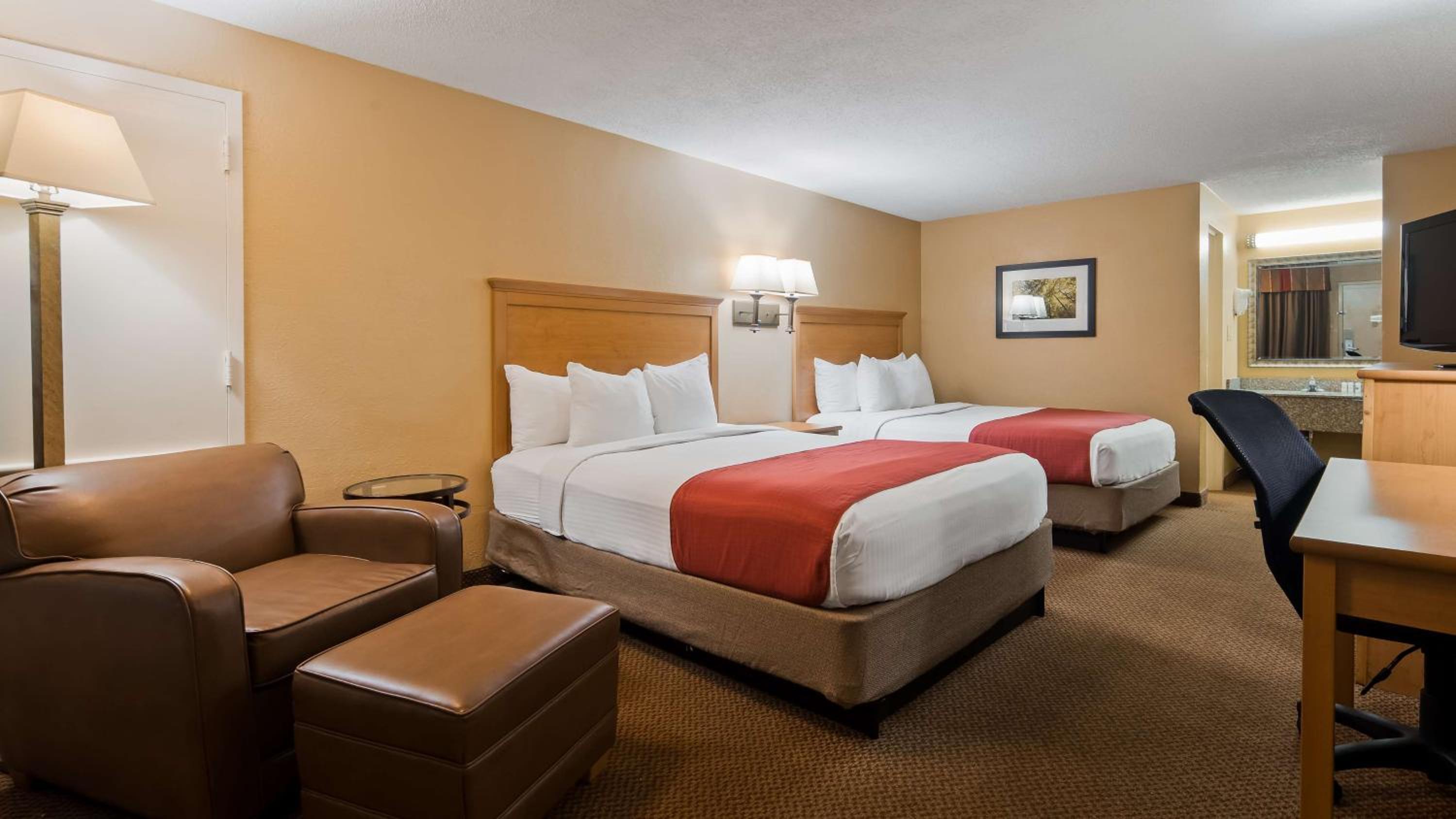 Queen Room with Two Queen Beds and Bath Tub - Disability Access/Non-Smoking  - Photo 7